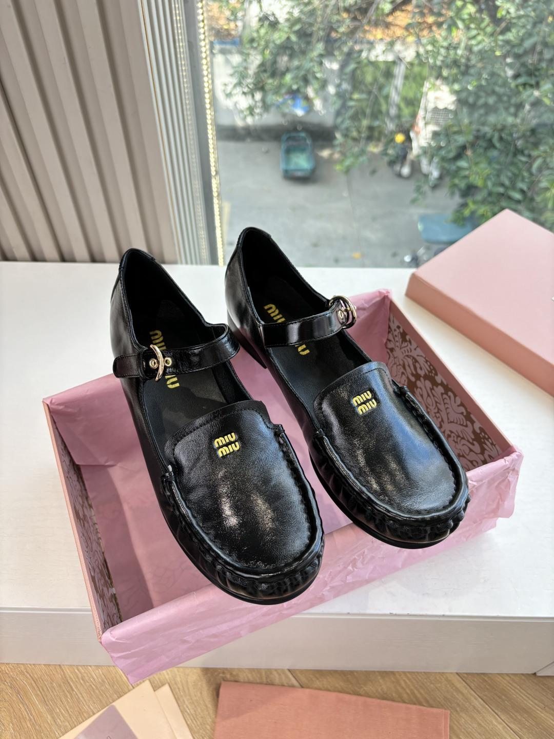 NO:593356,G399MiuMiu Miu Miu's latest 2025 autumn and winter catwalk style loafers. Many celebrities and Internet celebrities have planted grass. The show style is a highly photographed item. In recent years, the old money style has been super worn. This loafer is no exception. The simple design concept is decorated with the brand's classic logo, which makes it extremely simple!  It is truly a pair of items that can be worn by anyone regardless of age, occupation or outfit. The fabric and leather are made of imported high-mercerized sheepskin. The lining is mixed sheepskin. The original private model outsole is Size 35-40 (customized for 40, non-refundable and non-exchangeable). Loafers, miumiu, loafers, sheepskin, sheep.19860909G399MiuMiu缪缪2025秋冬最新走秀款 乐福鞋 超多明星网红种草 秀款出镜率超高的单品 这几年老钱风穿搭超级 这款乐福鞋也不例外 简约的设计理念搭配品牌经典的logo做点缀显得格外极简！真的做到一双不分年龄不分职业不分穿搭都可以驾驭的单品 面料皮料选用进口高丝光羊京 内里混种羊皮 原版私模大底 Size35-40(40定制不退不换),乐福鞋,miumiu,loafers,sheepskin,sheep,Women's Shoes