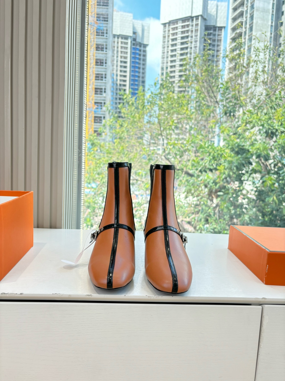 NO:593376,G203 What you see is what you get Hermes Hermès latest old money style short boots for autumn and winter are very difficult to stock at the counter. The design style of home boots is usually based on classic simplicity. This catwalk boot breaks the traditional design style. The round toe design style matches the most popular body shape, showing a noble and elegant character. Full of fashion sense. The lines are smooth and natural, and can elegantly wrap the leg lines, showing the slender leg outline. It has a unique flavor whether it is paired with a skirt or trousers. Customized calf leather for the upper  Lining, foot pads, cowhide, heel height 3.5CM, Italian leather outsole, Size 35-41 (40.41 custom-made, non-refundable), boots, hermes, hermes, boots, skirts, cowhide, Leather soles19860909G203所见即所得Hermes 爱马仕秋冬最新款老钱风短靴专柜超难配货 家靴子的设计风格通常以经典简约为主 这款走秀靴打破传统设计风格 圆头设计风格配上时下最流行的型体 展现出高贵大气的特质 时尚感拉满 线条流畅自然,能够优雅地包裹腿部线条,展现出修长的腿部轮廓,无论是搭配裙装还是裤装都别有一番风味 鞋面定制小牛皮 内里垫脚牛皮 跟高3.5CM意大利 鞋底真皮大底 Size35-41（40.41定做不退换）,靴子,hermes,hermes,boots,skirts,cowhide,Leather soles,Women's Shoes