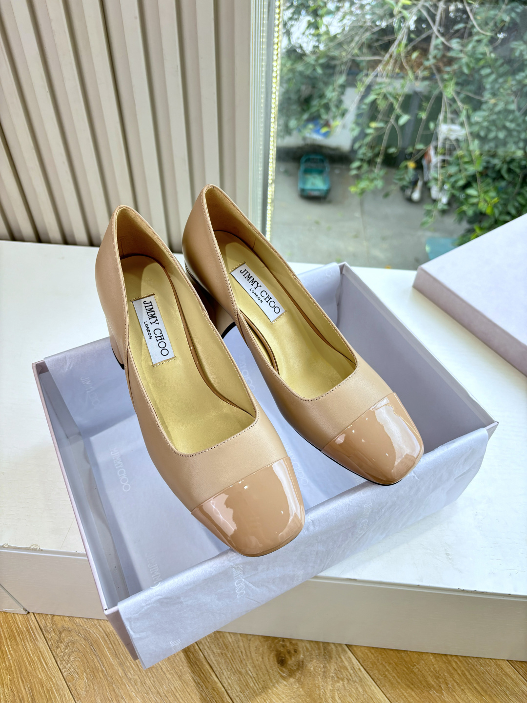 NO:612072,G987 top-grade WYSIWYG Jimmy Choo25FW new classic criss-cross Mary Jane shoes cleverly modify the foot shape and add a touch of agility to the feet. Large round pearls are embellished on the upper. The luster is soft and gentle, complementing the delicate leather, showing elegance and noble temperament, highlighting good taste. The flat-bottomed style returns to the original comfort and has good comfort. Walking on the streets in spring, you can feel free and comfortable without any sense of restraint.  Whether walking in the garden with a fresh floral skirt or going out in simple jeans, it can be perfectly adapted to easily light up the spring look. The fabric is made of original imported sheepskin. The inner pads are all lambskin. Italian imported leather outsole size35-39 (34/40/41 customized), high-heeled shoes, jimmy choo, mary jane, high heels, skirts, jeans, sheepskin, Leather soles19860909G987顶级所见即所得Jimmy Choo25FW新 经典的纵横交错间玛丽珍单鞋 巧妙修饰脚型 为双足添一抹灵动韵致. 鞋面上大颗圆润珍珠点缀其中 光泽柔和温润 与皮质的细腻相得益彰 流露出优雅矜贵气质 彰显不俗品味. 平底款式回归舒适本真 舒适性好 走在春日街头 自在惬意 毫无束缚感. 无论是搭配清新碎花裙漫步花园 还是身着简约牛仔裤出街 它都能完美适配 轻松点亮春日造型 . 面料采用原版进口羊皮 内里垫脚均为小羊皮 意大利进口真皮大底 size35-39（34/40/41定制）,高跟鞋单鞋,jimmy choo,mary jane,high heels,skirts,jeans,sheepskin,Leather soles,Women's Shoes