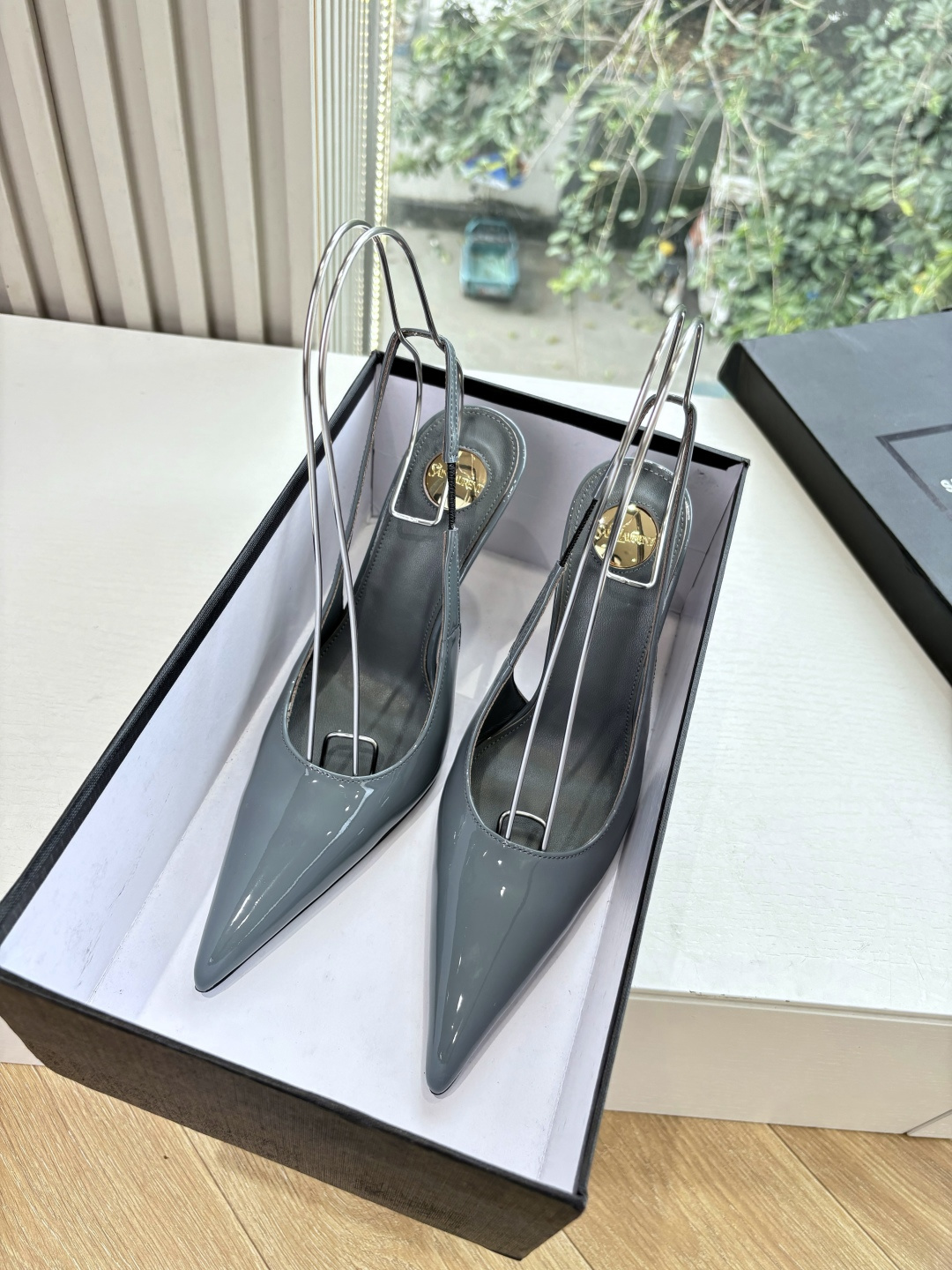 NO:593361,G288 What you see is what you get top quality Saint Laurent/Yves Saint Laurent Lee metal diamond chain pointed toe high heels YSL sister's beautiful high heels. It is also the Saint Laurent in the world. Rose's high heels are very good at modifying the foot shape. The luxurious metal chain. In recent years, SLP has become more and more aware of women in high heels and has moved away from the embarrassing design impression of waterproof platform models. YSL's beautiful high heels. The upper is beaded cowhide. The sole is genuine leather. The heel height is about 11cm.  Size 35-42 (40-42 customized, non-refundable and non-exchangeable), high heels and sandals, loro piana, saint laurent, saint laurent, saint laurent, sandals, high heels, cowhide, Leather soles19860909G288所见即所得顶级品质Saint Laurent / 圣罗兰Lee金属钻链条尖头高跟鞋YSL姐姐的美丽尤物高跟鞋 又是人间圣罗兰 Rose同款的高跟鞋化很好修饰脚型,奢华金属链 这几年SLP是在高跟鞋越来越懂女人了朝摒奔了防水台款的尴尬设计印象ysl绝美高跟鞋 鞋面开边珠牛皮 鞋底真皮大底 跟高约11cm 尺码35-42(40-42定制不退不换),高跟鞋凉鞋,loro piana,saint laurent,saint laurent,saint laurent,sandals,high heels,cowhide,Leather soles,Women's Shoes