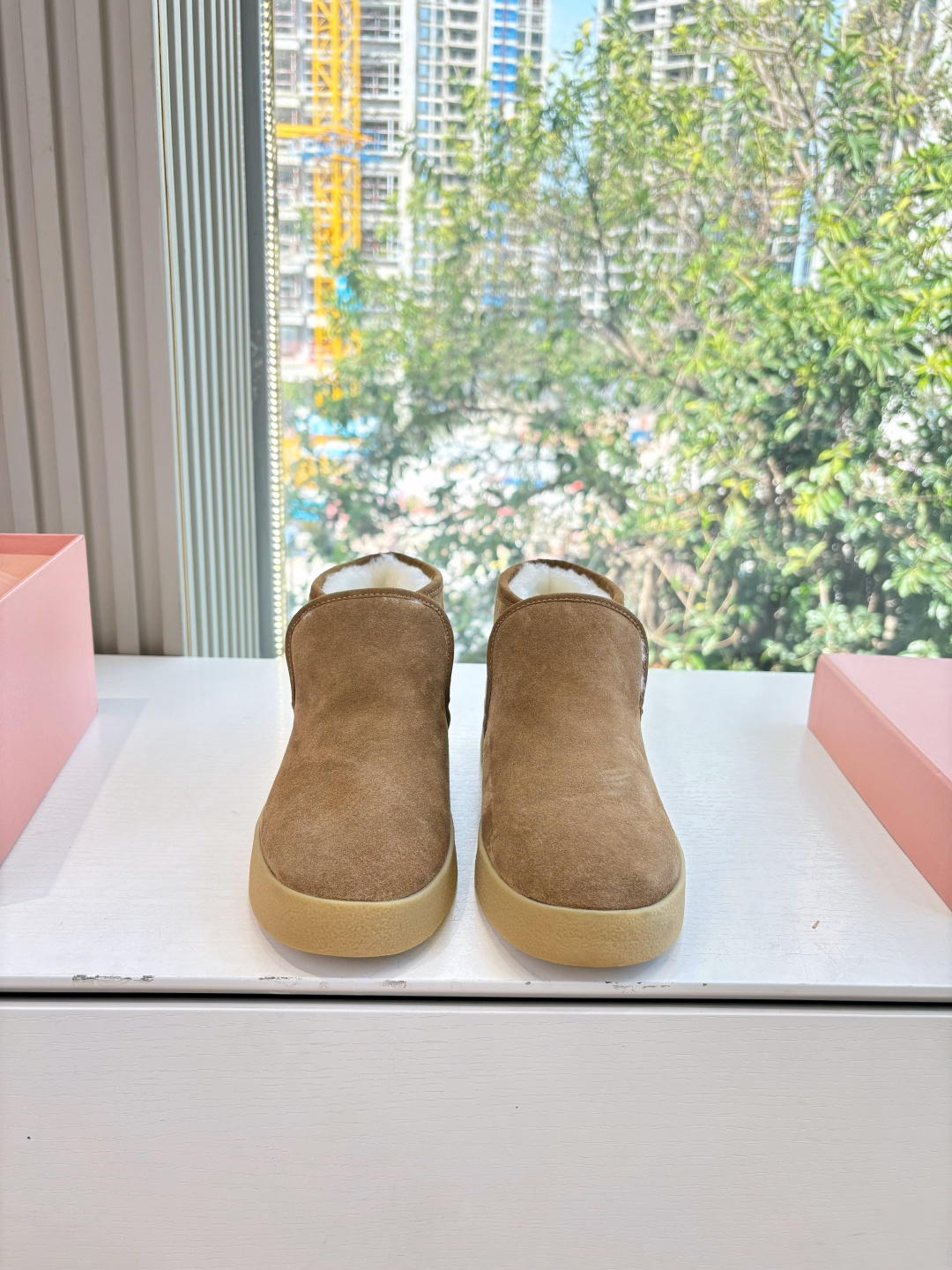 NO:593359,Ready supply G027 purchase level exclusive first release miumiu Miu Miu fur slippers 2025 autumn and winter new cotton shoes and fur boots Close-up of details from the Miu Miu series The trend elements of the new season Collide with the concepts you love at the moment in multiple ways to convey modern style~ Looks good no matter how you wear it This summer’s fashionista’s favorite It doesn’t look very comfortable and is super comfortable on the feet Fabric imported from Australia thickened encrypted wool Original lining Inside outsole Original molded sole  Size 35-40 (40/41 customized, non-refundable), snow boots, miumiu, boots, slippers19860909现货供应G027代购级别独家首发miumiu缪缪毛拖鞋2025秋冬新款棉鞋毛毛靴来自Miu Miu系列的细节特写 新季的潮流要素 与此刻挚爱的概念,多元对撞,传达现代风格~ 怎么穿都好看今夏时髦精最爱 看起来不怎么舒服 上脚超级舒服 面料进口澳洲加厚加密羊毛 内里原版内里 大底原版开模鞋底 码数35-40（40/41订做不退换）,雪地靴,miumiu,boots,slippers,Women's Shoes