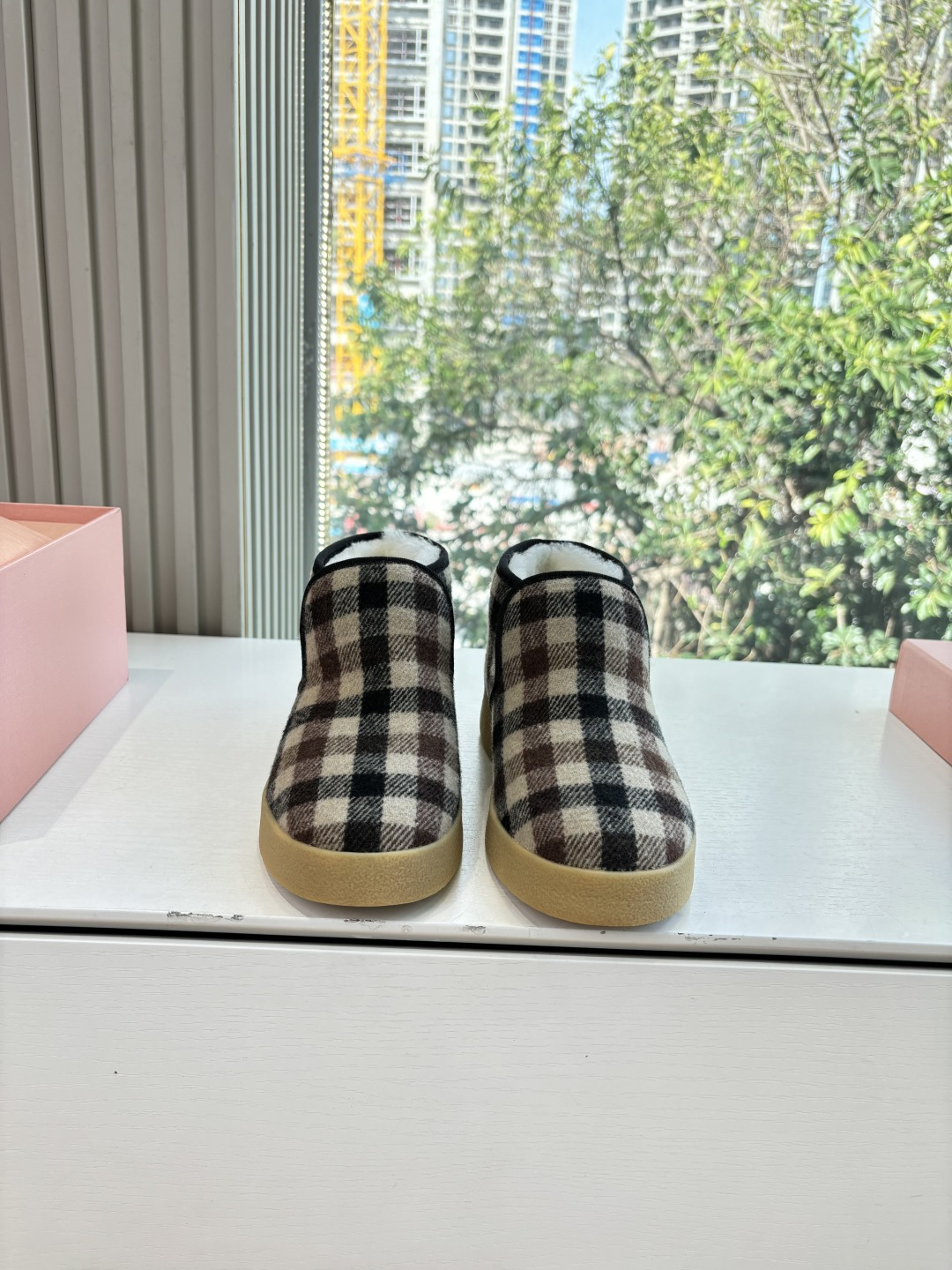 NO:593362,Ready stock G027 purchase level exclusive first release miumiu Miu Miu fur slippers 2025 autumn and winter new cotton shoes and fur boots from the Miu Miu series. Close-up of details of the new season's trend elements and the concept of love at the moment, multiple collisions, conveying modern style~ It looks good no matter how you wear it. This summer's fashionista's favorite does not look very comfortable. Super comfortable on the feet. Special material material. Original inner lining. Original outsole original molded sole.  Size 35-40 (40/41 customized, non-refundable), snow boots, miumiu, boots, slippers19860909现货供应G027代购级别独家首发miumiu缪缪毛拖鞋2025秋冬新款棉鞋毛毛靴来自Miu Miu系列的细节特写 新季的潮流要素 与此刻挚爱的概念,多元对撞,传达现代风格~ 怎么穿都好看今夏时髦精最爱 看起来不怎么舒服 上脚超级舒服 面料特殊材质 内里原版内里 大底原版开模鞋底 码数35-40（40/41订做不退换）,雪地靴,miumiu,boots,slippers,Women's Shoes