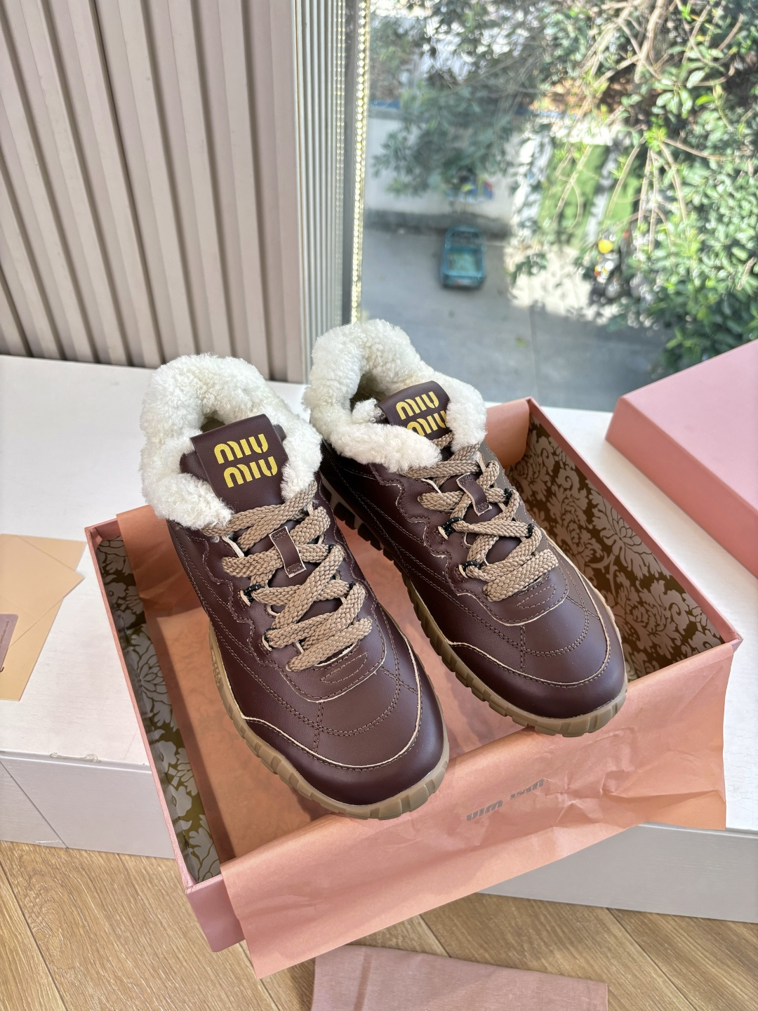 NO:593365,Ready stock G08 purchase level exclusive first release miumiu Miu Miu fur slippers 2025 autumn and winter new cotton shoes and fur boots Close-up of details from the Miu Miu series The trend elements of the new season Collide with the concepts you love at the moment to convey modern style~ Look good no matter how you wear it This summer’s fashionista’s favorite Does not look very comfortable and is super comfortable on the feet Original fabric material Wool lining Outsole Original molded sole  Size 35-40 (40/41 customized, non-refundable), casual shoes/sports shoes, miumiu, boots, sneakers, slippers19860909现货供应G08代购级别独家首发miumiu缪缪毛拖鞋2025秋冬新款棉鞋毛毛靴来自Miu Miu系列的细节特写 新季的潮流要素 与此刻挚爱的概念,多元对撞,传达现代风格~ 怎么穿都好看今夏时髦精最爱 看起来不怎么舒服 上脚超级舒服 面料原版材质 内里羊毛 大底原版开模鞋底 码数35-40（40/41订做不退换）,休闲鞋/运动鞋,miumiu,boots,sneakers,slippers,Women's Shoes