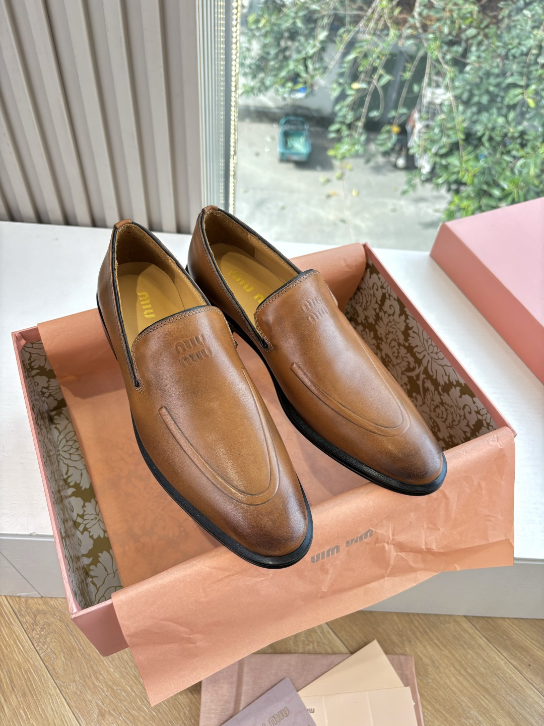 NO:593364,G187MiuMiu Miu Miu's latest 2025 catwalk style loafers. Many celebrity Internet celebrities have planted grass. The show style is a highly photographed item. In recent years, the old money style has been super worn. This loafer is no exception. The simple design concept is decorated with the brand's classic logo, which makes it extremely simple!  Really a pair of items that can be worn regardless of age, occupation, or outfit. The fabric is imported sheepskin. The lining is mixed sheepskin. Original private model outsole. Size 35-40 (customized for 40, non-refundable and non-exchangeable). Leather shoes, miumiu, loafers, sheepskin.19860909G187MiuMiu缪缪2025最新走秀款 乐福鞋 超多明星网红种草 秀款出镜率超高的单品 这几年老钱风穿搭超级 这款乐福鞋也不例外 简约的设计理念搭配品牌经典的logo做点缀显得格外极简！真的做到一双不分年龄不分职业不分穿搭都可以驾驭的单品 面料进口羊皮 内里混种羊皮 原版私模大底 Size35-40(40定制不退不换),皮鞋,miumiu,loafers,sheepskin,Women's Shoes