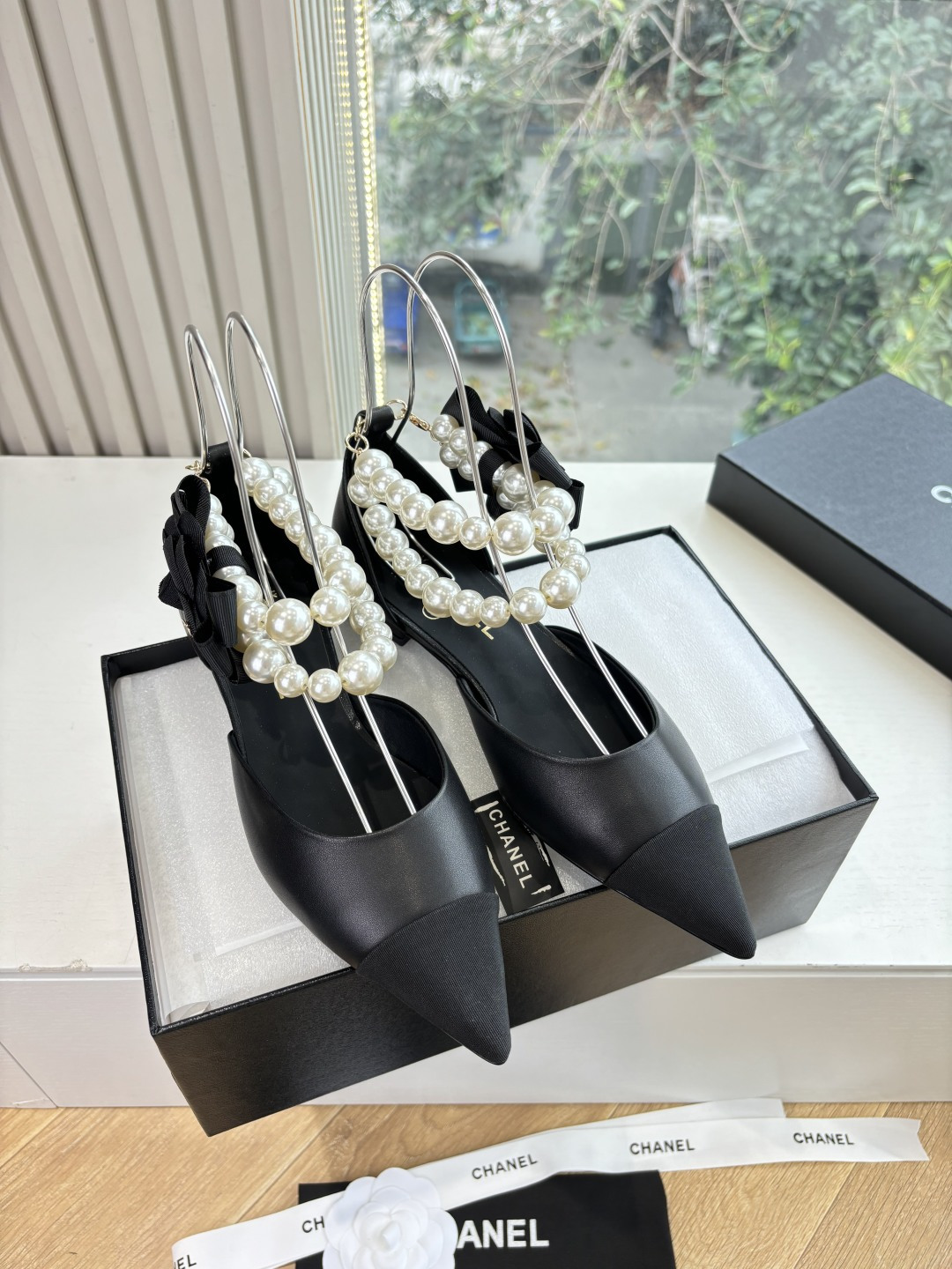 NO:615828,G178 What you see is what you get top quality CHANE*｜Xiaoxiang 25K new anklet big pearl double C camellia pointed toe color-blocking flat hollow sandals. This sandal kicks off the spring and summer with neat tailoring. The color-blocking design collides with fresh inspiration. The hollow version allows the skin to embrace the breeze freely. Every step is light and rhythmic. The wide anklet between the ankles is the finishing touch. The huge pearl string trembles with every step.  It continues the original intention of Xiaoxiang pearls to become a feminine element, breaking the boundaries between luxury and daily life, so that sophistication does not need to be exaggerated. The double C logo and the camellia ornaments complement each other, which is a direct expression of the brand spirit. The latter, as a symbol of purity and independence, hides the romantic origin between the founder and his beloved. The flat design is both elegant and practical, interpreting Xiaoxiang's design philosophy of 'symbiosis of fashion and comfort'. Whether it is paired with straight jeans for casual daily life or a floral dress for a date and vacation.  It can balance high-end and relaxation, allowing classic elements to breathe new life between steps. The fabric is made of original customized sheepskin. The lining and toes are all made of silk sheepskin. The soles are genuine leather outsole imported from Italy, size 35-39 (customized 40/41), sandals, chanel, sandals, skirts, jeans, sheepskin, Leather soles19860909G178所见即所得顶级品质CHANE*｜小香25K新品脚环大珍珠双C山茶花尖头拼色平底中空凉鞋 这款凉鞋以利落剪裁开启春夏序章. 拼色设计碰撞出鲜活灵感 中空版型让肌肤与微风自在相拥 每一步都踩着轻盈韵律 . 脚踝间的宽幅脚环是点睛之笔 硕大珍珠串饰随步履轻颤 延续着小香珍珠成为柔美元素的初心 打破华贵与日常的边界 让精致无需浮夸. 双C标识与山茶花饰件交相辉映 是品牌精神的直接表达 后者作为纯洁与独立的象征 藏着创始人与挚爱之间的浪漫溯源 平底设计兼顾优雅与实用 诠释小香'时尚与舒适共生'的设计哲学. 无论是搭配直筒牛仔裤演绎随性日常 还是适配碎花长裙赴约度假 它都能平衡高级与松弛, 让经典元素在步履间焕发新意. 面料采用原版定制羊皮 内里踮脚均为丝绸羊皮 鞋底意大利进口真皮大底 size35-39（40/41定制）,凉鞋,chanel,sandals,skirts,jeans,sheepskin,Leather soles,Women's Shoes