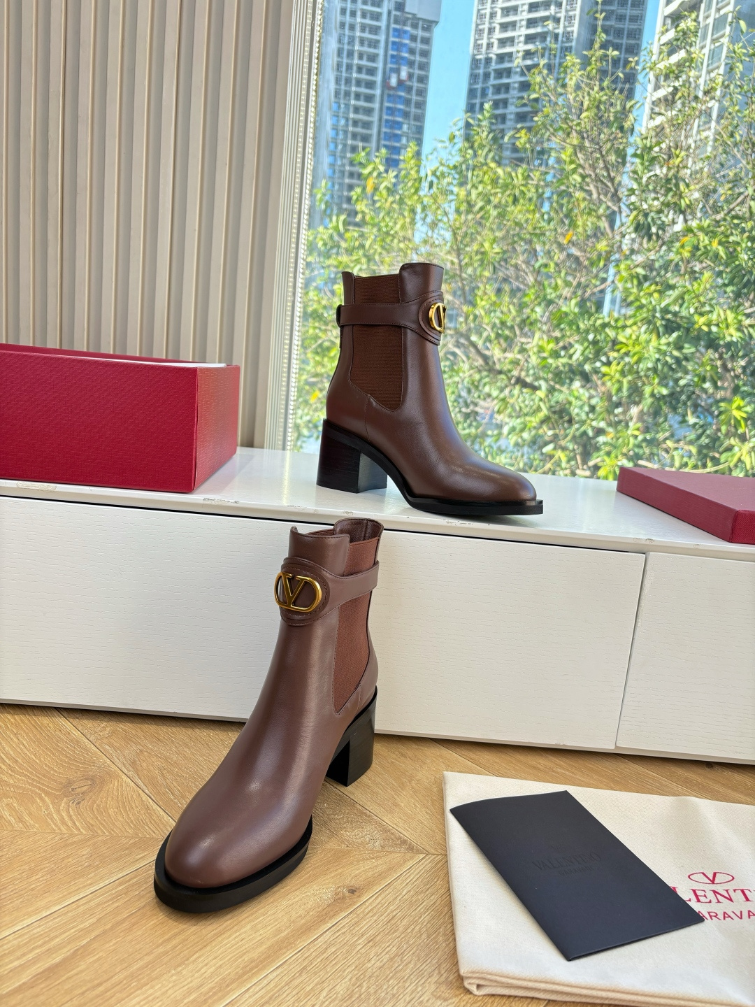 G678新款华伦天奴VALENTINO切尔西短靴带配以复古黄铜做旧效果VLOGO SIGNATURE搭扣开合 VALEN G678新款华伦天奴VALENTINO切尔西短靴带配以复古黄铜做旧效果VLOGO SIGNATURE搭扣开合 VALEN