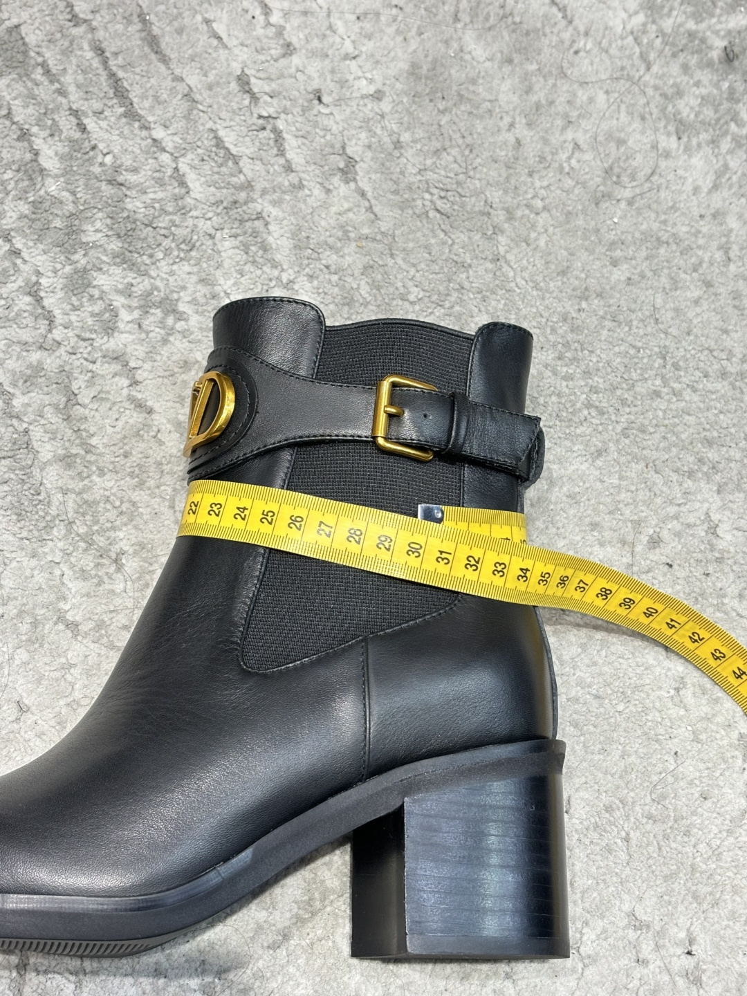 G678新款华伦天奴VALENTINO切尔西短靴带配以复古黄铜做旧效果VLOGO SIGNATURE搭扣开合 VALEN
