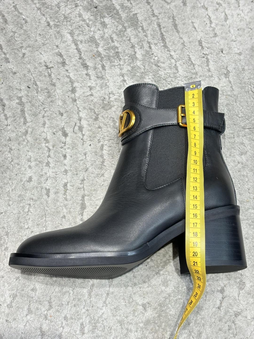 G678新款华伦天奴VALENTINO切尔西短靴带配以复古黄铜做旧效果VLOGO SIGNATURE搭扣开合 VALEN G678新款华伦天奴VALENTINO切尔西短靴带配以复古黄铜做旧效果VLOGO SIGNATURE搭扣开合 VALEN