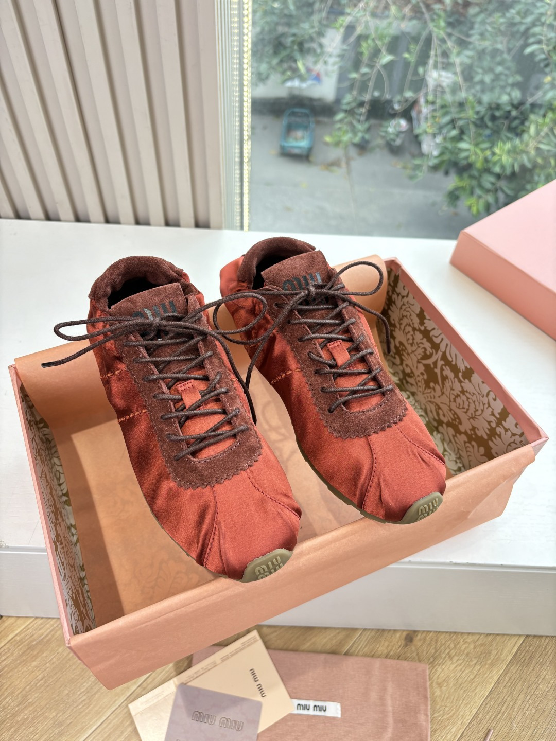 NO:626591,MiuMiu Miu Miu's latest spring and summer catwalk thin-soled shoes and casual shoes are popular among bloggers at home and abroad. The Xiaohongshu Grass Series is retro and fashionable and looks great on the feet. The simple sports sneaker design and highly recognizable tongue create a sweet and casual style of Buddhism~~ It is full of footwear. You can match it casually, with long skirts, short skirts, shorts, and wear it in a unique style~~ Imported silk upper, mixed sheepskin lining  Original molded non-slip outsole, size 35-40, casual shoes/sports shoes, miumiu, sneakers, skirts, shorts, sheepskin19860909MiuMiu缪缪春夏最新走秀款薄底鞋 休闲鞋 超多明星网红种草 国内外博主刷爆的一款 小红书种草系列 复古又时髦上脚美炸了 简约的运动板鞋设计,极具辨识度的鞋舌,打造佛系甜美的休闲风~~上脚气场十足随意搭配,长裙,短裙,短裤,穿出与众不同的风格~~ 鞋面进口丝绸 内里混种羊皮 原版开模防滑大底 码数35-40,休闲鞋/运动鞋,miumiu,sneakers,skirts,shorts,sheepskin,Women's Shoes