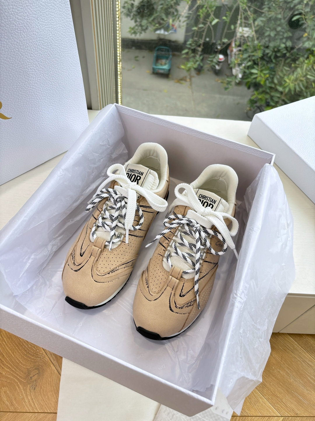 NO:615835,G133Dior's latest catwalk style graffiti sketch moral training shoes Forrest Gump sneakers purchased and developed in Taikoo Hui for RMB8930. This pair of shoes has changed the previous impression of the single design style of Forrest Gump shoes, retaining the original shape. The details are very in line with current fashion trends, but also incorporate the manager's new understanding and retro feelings for Forrest Gump shoes. The overall feeling is brand new. The material is a bit matte leather, full of retro style, and it looks very high-end. The feeling on the back of the foot is very convex.  It looks really good on the feet and versatile. It can be worn with any style of clothes, pants or skirts. It looks good on anyone. The upper is retro-style frosted cowhide. Original combination outsole. Size35-41 (40 41 customized), casual shoes/sports shoes, dior, dior, sneakers, skirts, cowhide19860909G133Dior迪奥最新走秀款涂鸦素描德训鞋 阿甘鞋 运动鞋太古汇RMB8930购入开发 这双鞋改变了之前印象中的阿甘鞋单一的设计风格 保留着原本的造型 细节点缀上非常符合当下流行趋势但也融入了主理人对于阿甘鞋全新的理解和复古情怀.整体感觉焕然一新材质是有一点哑光的皮质,复古风十足 看起来很高级 上脚后的感觉就是很凸造型 上脚真心好看又百搭 啥风格衣服裤子裙子都能驾驭 谁穿谁好看 鞋面复古风磨砂牛皮 原版组合大底 Size35-41（40 41定制）,休闲鞋/运动鞋,dior,dior,sneakers,skirts,cowhide,Women's Shoes