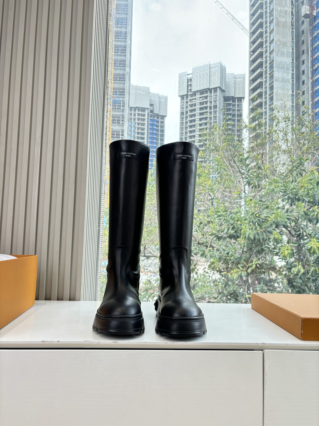 NO:615834,G199 top version Louis Vuitto Louis Vuitton LV donkey brand knight boots Archlight classic Skate sports and casual dad shoes Your LV outfit is shared today Louis Vuitton presbyopic thick-soled Chelsea short boots Original purchase and development Production of goods Original purchase and development Production of this LV Archlight sneaker from  Cut from cow leather in a fun configuration. The double shoelaces are embellished with Louis Vuitton logo beads. The wide tongue and wavy outsole are recognizable, both decorated with the LV Circle logo. Fabric: cowhide. Original lining, customized lining. Original molded sole. Size: Women's 35-40 (40.41 customization is non-returnable and non-exchangeable), boots, louis vuitton, louis vuitton, louis vuitton, louis  vuitton,boots,sneakers,cowhide19860909G199顶级版本Louis Vuitto路易斯威登LV驴牌骑士靴家Archlight经典Skate运动休闲老爹鞋 你的LV穿搭今日分享 Louis Vuitton 老花厚底切尔西短靴 原版购入开发 做货 原版购入开发 做货 本款 LV Archlight 运动鞋出自 以牛皮革裁成妙趣构型.双鞋带点缀路易威登标识串珠.宽大鞋舌和波浪形外底树立辨识度,二者均饰有 LV Circle 标识 面料:牛皮 内里原版定制内里 鞋底原版开模正版 Size:女款35-40（40.41定制不退不换）,靴子,louis vuitton,louis vuitton,louis vuitton,louis vuitton,boots,sneakers,cowhide,Women's Shoes