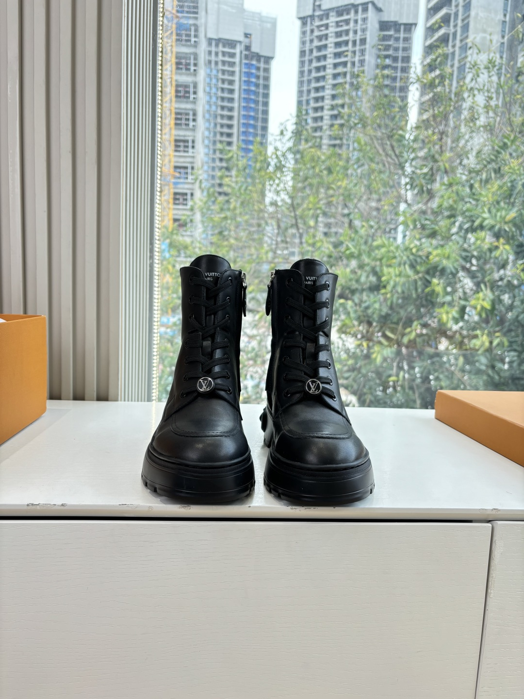 NO:615846,G199 top version Louis Vuitto Louis Vuitton LV donkey brand L family Archlight classic Skate sports and casual dad shoes. Your LV outfit is shared today. Louis Vuitton presbyopic thick-soled Chelsea short boots. Original purchase and development. Production. Original purchase and development. Production. This LV Archlight sneaker is from  Cut from cow leather in a fun configuration. The double shoelaces are embellished with Louis Vuitton logo beads. The wide tongue and wavy outsole are recognizable, both decorated with the LV Circle logo. Fabric: cowhide. Original lining, customized lining. Original molded sole. Size: Women's 35-40 (40.41 customization is non-returnable and non-exchangeable), boots, louis vuitton, louis vuitton, louis vuitton, louis  vuitton,louis vuitton,boots,sneakers,cowhide19860909G199顶级版本Louis Vuitto路易斯威登LV驴牌L家Archlight经典Skate运动休闲老爹鞋 你的LV穿搭今日分享 Louis Vuitton 老花厚底切尔西短靴 原版购入开发 做货 原版购入开发 做货 本款 LV Archlight 运动鞋出自 以牛皮革裁成妙趣构型.双鞋带点缀路易威登标识串珠.宽大鞋舌和波浪形外底树立辨识度,二者均饰有 LV Circle 标识 面料:牛皮 内里原版定制内里 鞋底原版开模正版 Size:女款35-40（40.41定制不退不换）,靴子,louis vuitton,louis vuitton,louis vuitton,louis vuitton,louis vuitton,boots,sneakers,cowhide,Women's Shoes