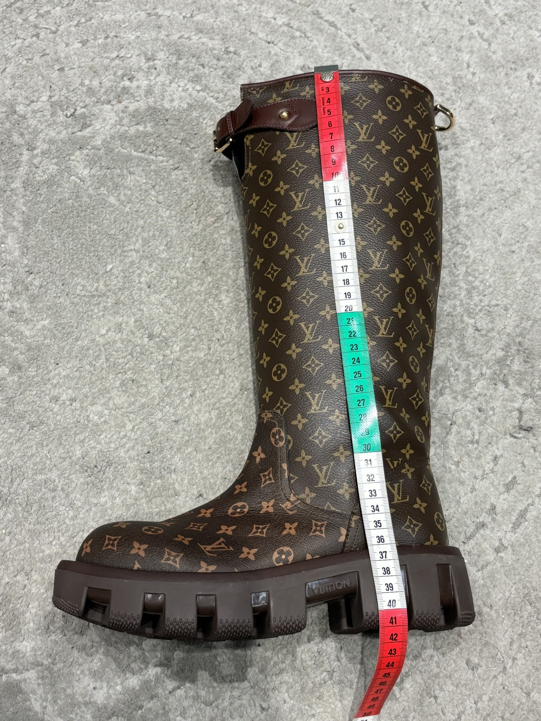 NO:615837,G199 top version Louis Vuitto Louis Vuitton LV donkey brand knight boots Archlight classic Skate sports and casual dad shoes Your LV outfit is shared today Louis Vuitton presbyopic thick-soled Chelsea short boots Original purchase and development Production of goods Original purchase and development Production of this LV Archlight sneaker from  Cut from cow leather in a fun configuration. The double laces are embellished with Louis Vuitton logo beads. The wide tongue and wavy outsole are recognizable, both decorated with the LV Circle logo. Fabric: cowhide, sheepskin lining, original molded sole. Size: women's 35-40 (40.41 customized, non-refundable), boots, louis vuitton, louis vuitton, louis vuitton, louis  vuitton,boots,sneakers,cowhide,sheepskin19860909G199顶级版本Louis Vuitto路易斯威登LV驴牌骑士靴家Archlight经典Skate运动休闲老爹鞋 你的LV穿搭今日分享 Louis Vuitton 老花厚底切尔西短靴 原版购入开发 做货 原版购入开发 做货 本款 LV Archlight 运动鞋出自 以牛皮革裁成妙趣构型.双鞋带点缀路易威登标识串珠.宽大鞋舌和波浪形外底树立辨识度,二者均饰有 LV Circle 标识 面料:牛皮 内里羊皮 鞋底原版开模正版 Size:女款35-40（40.41定制不退不换）,靴子,louis vuitton,louis vuitton,louis vuitton,louis vuitton,boots,sneakers,cowhide,sheepskin,Women's Shoes