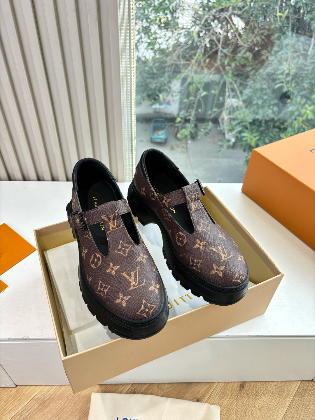 NO:615840,G199 top version Louis Vuitto Louis Vuitton LV donkey brand L family Archlight classic Skate sports and casual dad shoes. Your LV outfit is shared today. Louis Vuitton presbyopic thick-soled Chelsea short boots. Original purchase and development. Production. Original purchase and development. Production. This LV Archlight sneaker is from  Cut from cow leather in a fun configuration. The double laces are embellished with Louis Vuitton logo beads. The wide tongue and wavy outsole are recognizable, both decorated with the LV Circle logo. Fabric: cowhide. Original lining, customized lining. Original original molded sole. Size: Women's 35-40 (40.41 customized, non-refundable), loafers, louis vuitton, louis vuitton, louis vuitton, louis  vuitton,louis vuitton,loafers,boots,sneakers,cowhide19860909G199顶级版本Louis Vuitto路易斯威登LV驴牌L家Archlight经典Skate运动休闲老爹鞋 你的LV穿搭今日分享 Louis Vuitton 老花厚底切尔西短靴 原版购入开发 做货 原版购入开发 做货 本款 LV Archlight 运动鞋出自 以牛皮革裁成妙趣构型.双鞋带点缀路易威登标识串珠.宽大鞋舌和波浪形外底树立辨识度,二者均饰有 LV Circle 标识 面料:牛皮 内里原版定制内里 鞋底原版开模正版 Size:女款35-40（40.41定制不退不换）,乐福鞋,louis vuitton,louis vuitton,louis vuitton,louis vuitton,louis vuitton,loafers,boots,sneakers,cowhide,Women's Shoes