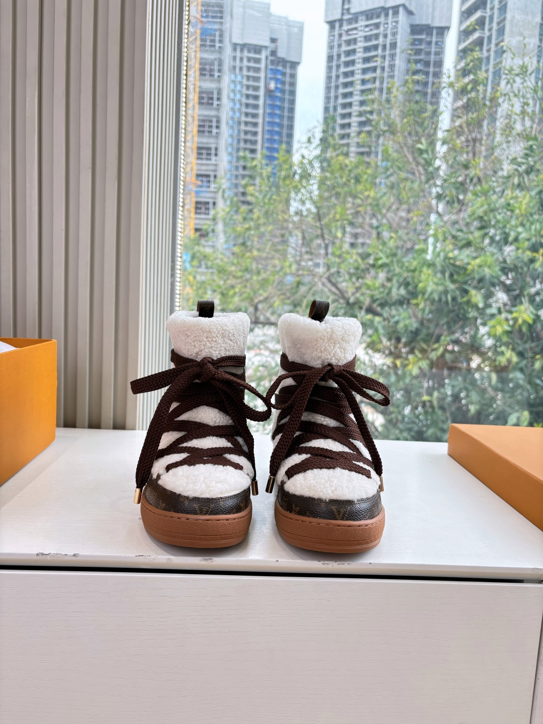 NO:615843,G199 top version Louis Vuitto Louis Vuitton LV donkey brand L family Archlight classic Skate sports and casual dad shoes. Your LV outfit is shared today. Louis Vuitton presbyopic thick-soled Chelsea short boots. Original purchase and development. Production. Original purchase and development. Production. This LV Archlight sneaker is from  Cut from cow leather in a fun configuration. The double laces are embellished with Louis Vuitton logo beads. The wide tongue and wavy outsole are recognizable, both decorated with the LV Circle logo. Fabric: wool. Original lining, customized lining. Original molded sole. Size: Women's 35-40 (40.41 customized, non-refundable), snow boots, louis vuitton, louis vuitton, louis vuitton, louis  vuitton,louis vuitton,boots,sneakers,cowhide19860909G199顶级版本Louis Vuitto路易斯威登LV驴牌L家Archlight经典Skate运动休闲老爹鞋 你的LV穿搭今日分享 Louis Vuitton 老花厚底切尔西短靴 原版购入开发 做货 原版购入开发 做货 本款 LV Archlight 运动鞋出自 以牛皮革裁成妙趣构型.双鞋带点缀路易威登标识串珠.宽大鞋舌和波浪形外底树立辨识度,二者均饰有 LV Circle 标识 面料:羊毛 内里原版定制内里 鞋底原版开模正版 Size:女款35-40（40.41定制不退不换）,雪地靴,louis vuitton,louis vuitton,louis vuitton,louis vuitton,louis vuitton,boots,sneakers,cowhide,Women's Shoes