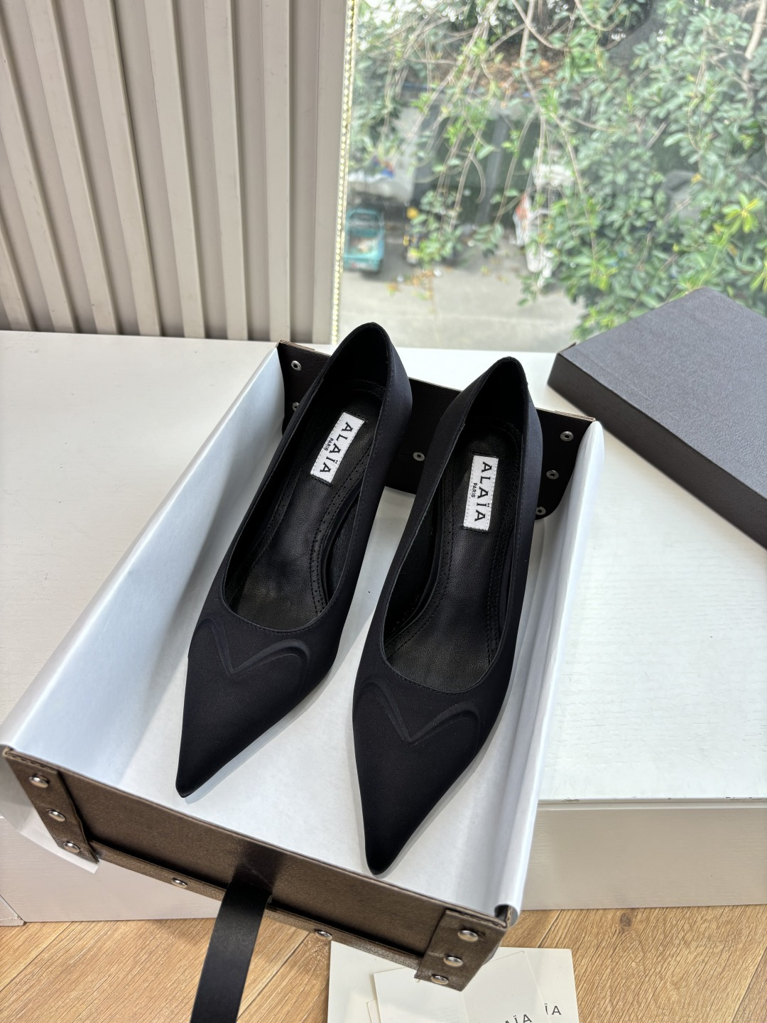 NO:615823,G241Alai* 25ss new model for early spring. The pointed-toe high-heeled shoes will make your heart flutter when you wear them. The transparent design shows off your leg length. Alaia high-heeled shoes. The loving design will simply capture the girlish heart of every woman. The material is tall and slim. When you put it on, you will feel like a princess on the run. It is very easy to wear and looks good!  My favorite high-heeled shoes of the year. Material: silk/patent leather. Sheepskin lining. Heel height: 9cm. Size: 35-39 (40.41 customized, non-refundable), high-heeled shoes, alaia, high heels, sheepskin, real silk19860909G241Alai* 25ss早春新款 穿上就会心动的尖头高跟鞋透明设计超显腿长 alaia高跟鞋 爱心的设计简直就是会俘获每个女人的少女心 材质显高显细 穿上就觉得自己是在逃公主 特别好穿好好看！年度最爱的高跟鞋 材质真丝/漆皮 内里羊皮 跟高9cm 码数:35-39（40.41定制不退换）,高跟鞋单鞋,alaia,high heels,sheepskin,real silk,Women's Shoes