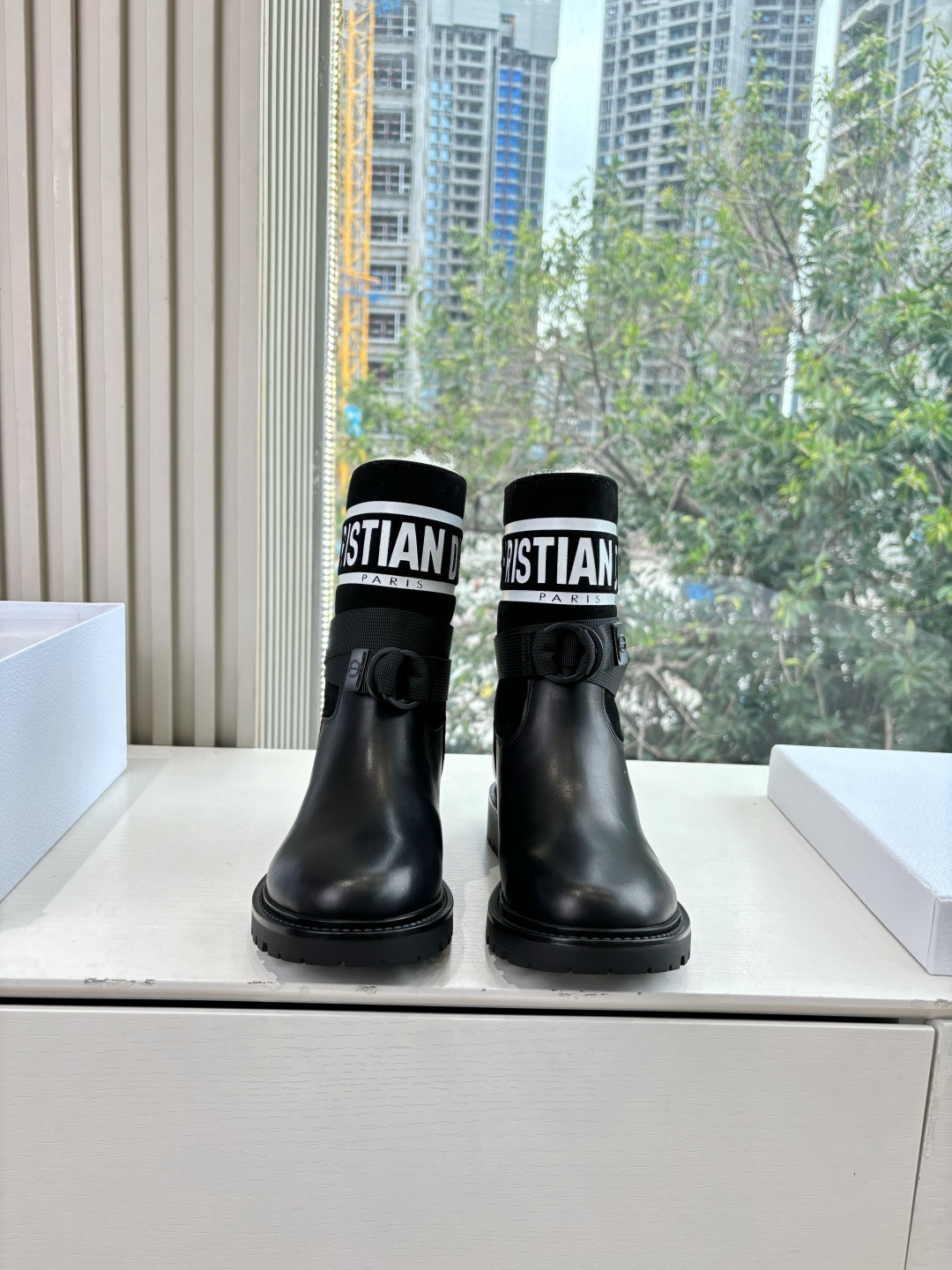 NO:615820,Wool lining 20G133Miss Dior Dior CD 2025 autumn and winter Chelsea short boots Miss Dior CD2025 autumn and winter latest color high-definition poster model D-Major electric embroidery color block letter logo round toe mid-calf graffiti women's boots knight boots fabric original cowhide/wool lining original leather/mauri (note the lining when placing an order) sole molded sole  Size 35-41 (40.41 customization is non-returnable and non-exchangeable), boots, dior, dior, boots, cowhide19860909羊毛里20G133Miss Dior 迪奥 CD 2025秋冬切尔西短靴Miss Dior 迪奥 CD2025秋冬最新色高定海报款D-Major电绣拼色字母logo 圆头中筒涂鸦女靴脚骑士靴 面料原版牛皮/羊毛 内里原版皮里/毛里(下单备注内里) 鞋底开模鞋底 尺码35-41(40.41定制不退不换),靴子,dior,dior,boots,cowhide,Women's Shoes