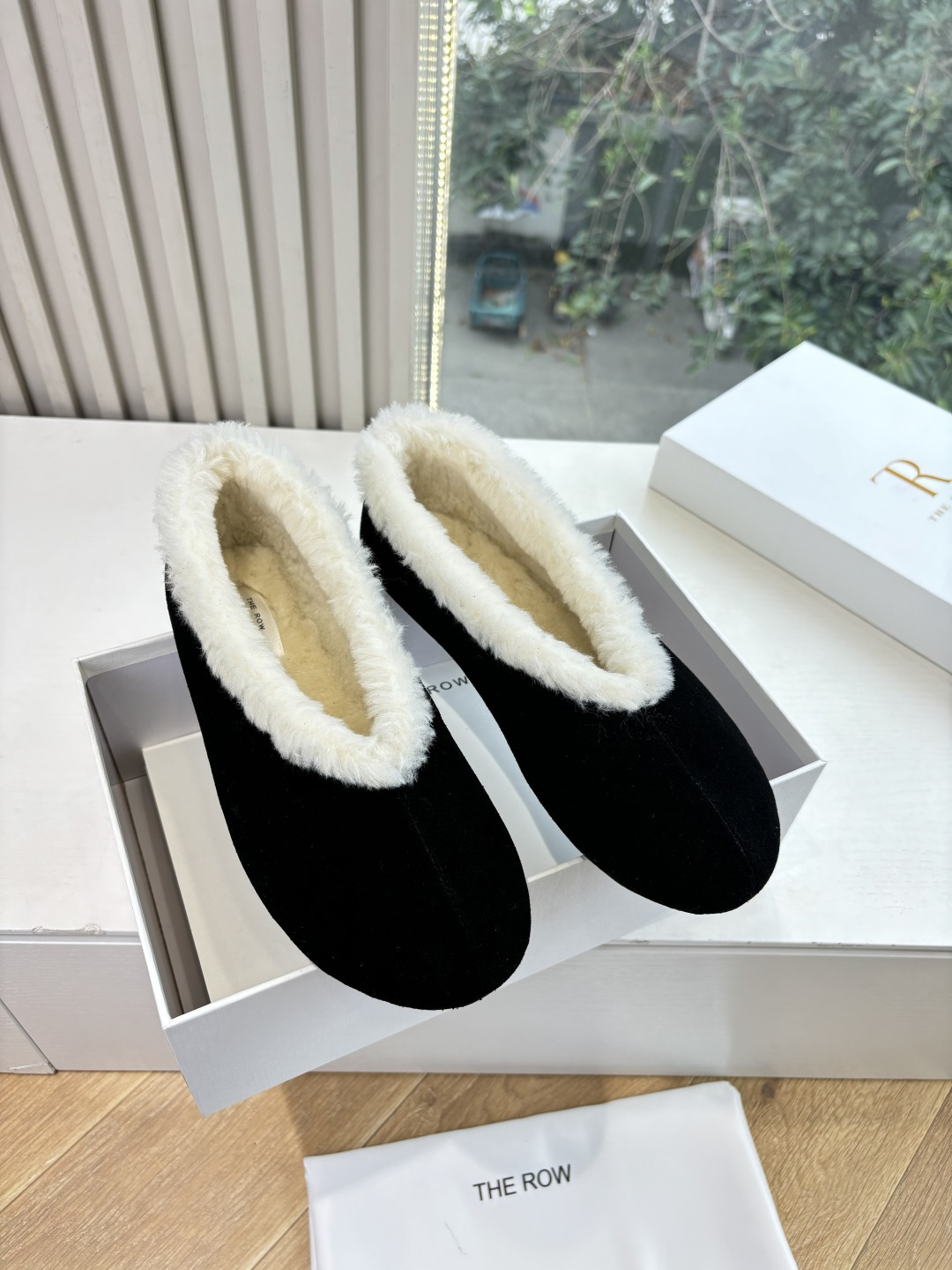 NO:615831,G679 What you see is what you get The Row 25WF new retro furry shoes, double furry shoes, with the brand's iconic minimalist aesthetics, annotate the 'home refinement' in autumn and winter. The soft wool short velvet is selected to wrap the upper. Caramel and other low-saturated apricot colors echo the Maillard style in autumn and winter. Clean lines without unnecessary decoration, whether paired with a knitted long skirt to create a gentle atmosphere or jeans to create a casual and relaxed feeling, both use the warmth of velvet to balance elegance and comfort.  Make every step feel like stepping on the clouds, interpreting the contemporary life aesthetics of 'both wanting to go out and being greedy at home'. The fabric is imported from Niujing. The lining is made of wool. The original molded custom-made non-slip outsole size35-39 (customized 40/41), fur shoes, skirts, jeans19860909G679所见即所得The Row 25WF新品复古毛毛鞋双毛毛鞋以品牌标志性极简美学 注解秋冬“宅家精致主义”. 甄选柔密羊毛短绒包裹鞋面 焦糖等低饱和杏系呼应秋冬美拉德风 无多余装饰的利落线条 无论是搭配针织长裙营造温柔氛围 还是配牛仔裤打造随性松弛感 都以绒感暖意平衡优雅与舒适 让每一步都像踩在云端 诠释“既想出门又贪恋居家”的当代生活美学. 面料采用进口牛京 内里踮脚均为羊毛 原版开模定制防滑大底 size35-39（40/41定制）,毛毛鞋,skirts,jeans,Women's Shoes