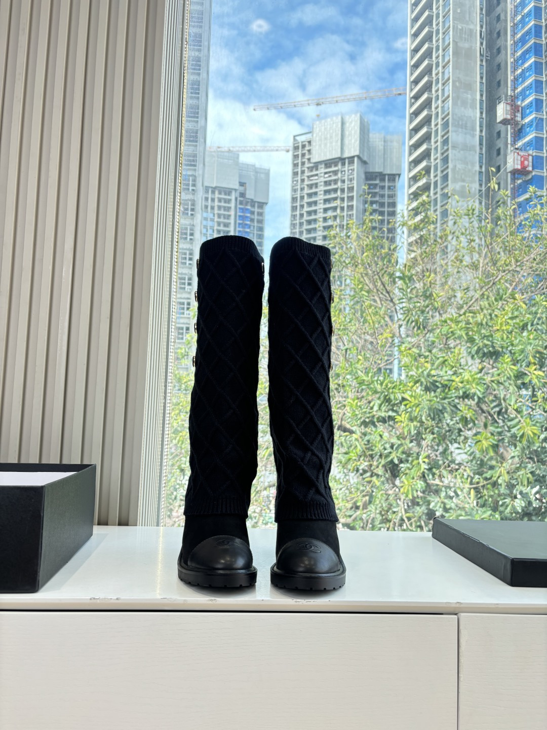 NO:615825,G318 What you see is what you get CHANE*｜Xiaoxiang 25k new autumn and winter color-blocked knitted woolen trouser boots, socks and boots It’s time for fashionistas to go crazy and stock up on autumn and winter boots!  This pair of boots is definitely a potential stock in your shoe cabinet. The iconic classic color matching design is full of texture and creates a high-end sense of layering on this pair of boots. The knitted boot shaft is spliced with pure trouser leg design, which seems to be the perfect fusion of Chanel's elegance and sophistication. Wearing it instantly transforms into a spokesperson of old money style. The soft and skin-friendly knitted material fits the leg lines and is as comfortable as your second skin. You can go shopping and run around all day without any pressure;  Unique trouser leg shape, natural drape, cleverly modify the leg shape, whether you have O-shaped legs or  The inner foot pads are all sheepskin, the soles are genuine leather outsole imported from Italy, size 35-39 (customized 40/41), boots, chanel, chanel, boots, skirts, jeans, sheepskin, Leather soles, socks19860909G318所见即所得CHANE*｜小香25k秋冬新品拼色针织毛线裤管靴袜子靴 又到了时髦精们疯狂囤秋冬战靴的时候！ 这双靴子 绝对是你鞋柜里的“断货王”潜力股. 标志性经典拼色设计 质感满满 在这双靴子上玩转出高级层次感. 针织靴筒 拼接上纯净裤管设计 仿佛将香奈儿的优雅与干练完美融合 穿上它瞬间变身老钱风代言人. 柔软亲肤的针织材质,贴合腿部线条, 舒适得就像你的第二层肌肤 逛街暴走一整天都毫无压力； 独特裤管造型,自然垂坠 巧妙修饰腿型, 无论你是O型腿、X型腿 统统“一键拉直” 大长腿视觉效果轻松拿捏. 搭配上 它堪称“万能搭子” 搭配简约的黑色连衣裙 出席晚宴你就是全场焦点 配一条白色阔腿裤和简约上衣 日常通勤也能时髦又舒适 甚至搭配个性的牛仔裤 周末出街也能轻松展现独特的时尚态度. 面料采用原版定制针织面料 内里垫脚均为羊皮 鞋底意大利进口真皮大底 size35-39（40/41定制）,靴子,chanel,chanel,boots,skirts,jeans,sheepskin,Leather soles,socks,Women's Shoes