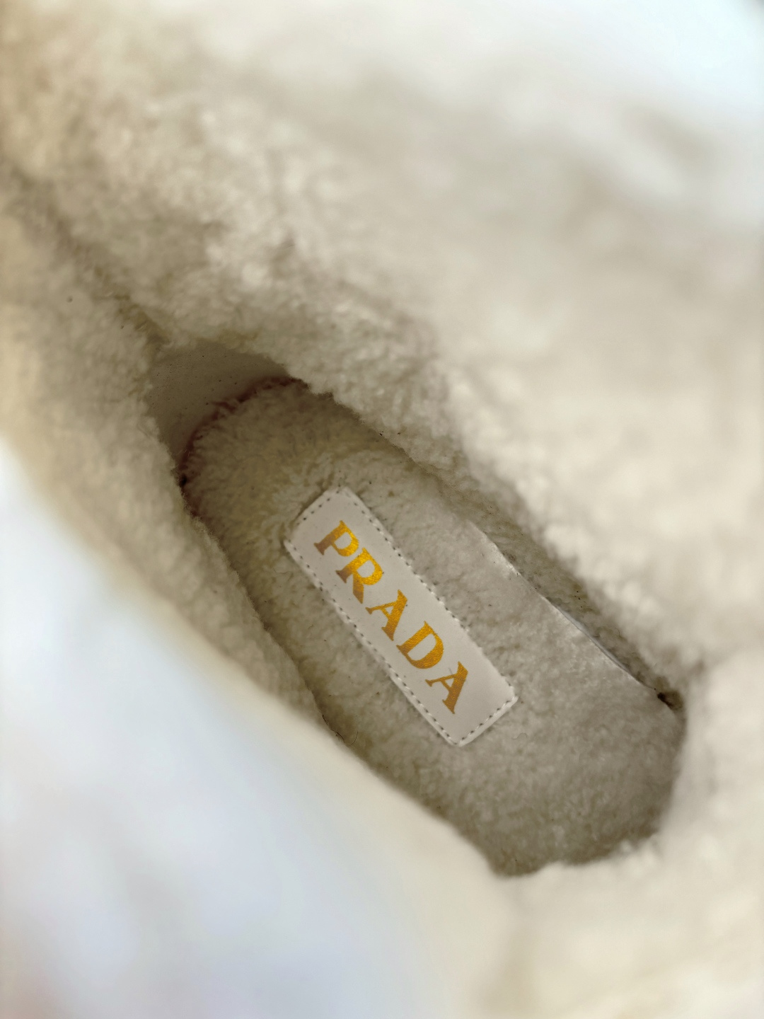 G036新色款所见即所得高帮款 低帮款 拖鞋款！！PRADA 普拉达 三角标羊毛鞋，厚底靴 雪地靴 半拖鞋系！高级牛绒真