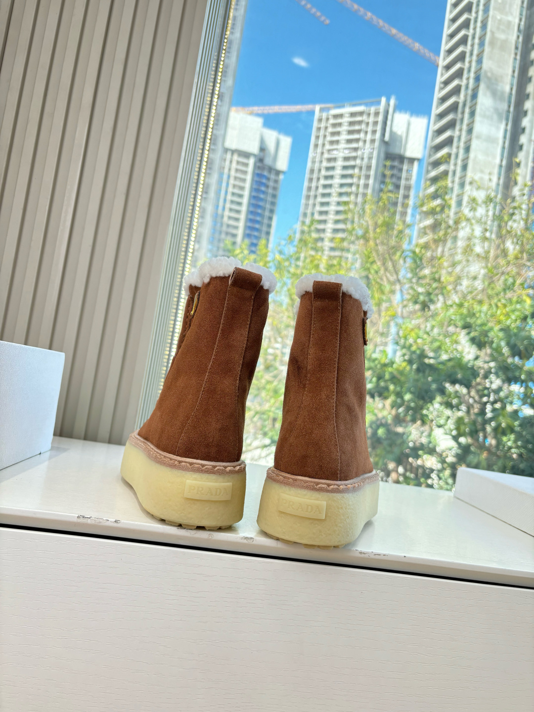 G036新色款所见即所得高帮款 低帮款 拖鞋款！！PRADA 普拉达 三角标羊毛鞋，厚底靴 雪地靴 半拖鞋系！高级牛绒真