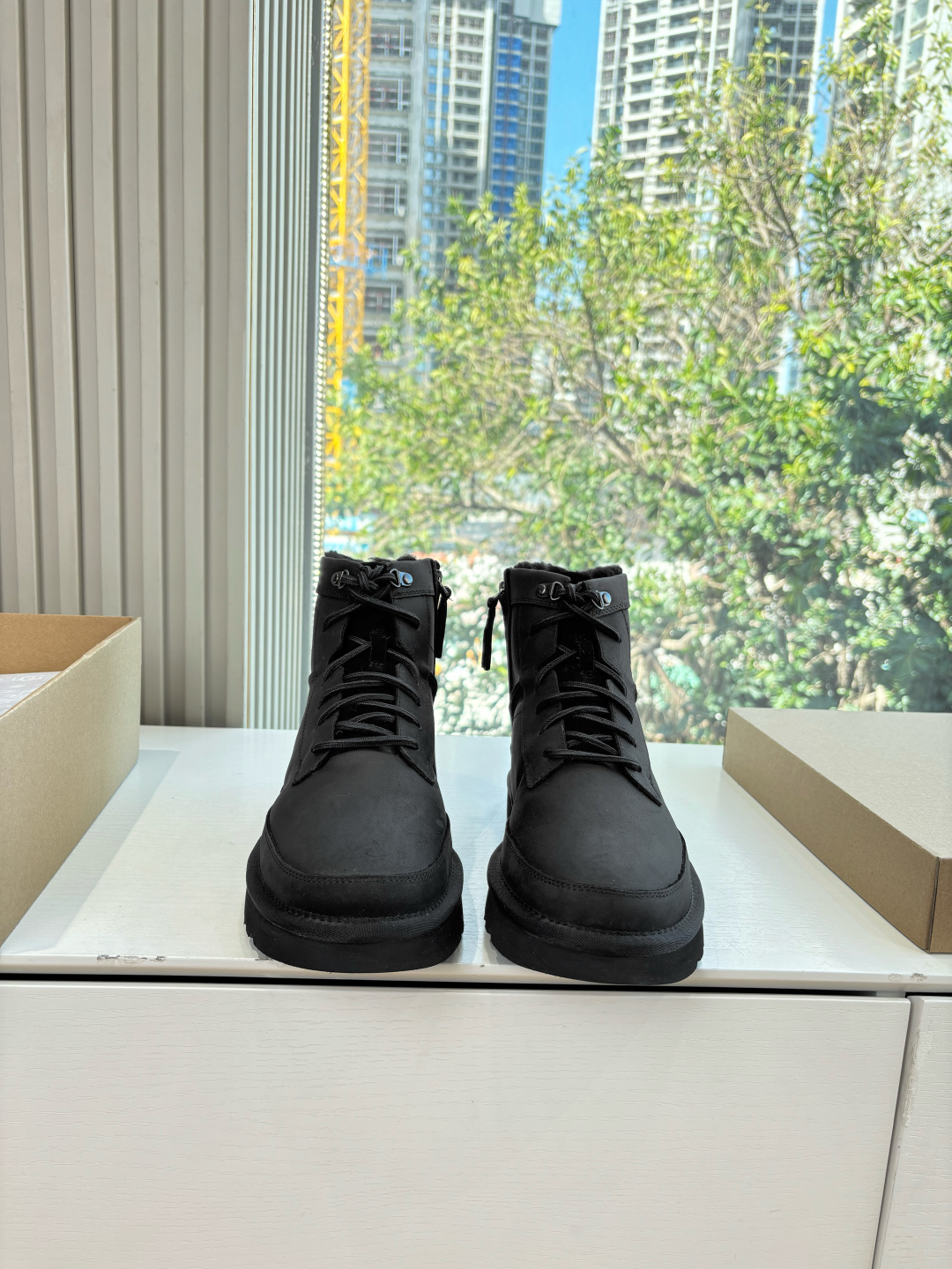 NO:626636,G178 What You See Is What You Get UGG autumn and winter new shoes thick-soled casual shoes is a leading brand. This new pair also continues its consistent concept of comfort. It is light and comfortable on the feet, as if you are stepping on clouds. Moreover, its soles are made of EVA material, which is non-slip and wear-resistant. It is stable whether you are walking or running, and you no longer have to worry about tired feet from walking!  In addition to comfort, the design of this new pair is also super fashionable!  The simple lines and smooth tailoring can be matched with both casual wear and formal occasions. Moreover, the plush decoration on the upper is the finishing touch, making the whole pair look more cute and playful. It is definitely a must-have item for trendy women!  Upper frosted cowhide, inner lining Code number: 39-46 (45.46 custom-made, non-refundable), snow boots, boots, cowhide19860909G178所见即所得UGG秋冬新款鞋厚底休闲鞋作为的领军品牌,这双新款同样延续了其一贯的舒适理念,穿在脚上轻盈自在,仿佛踩在了云朵上一般.而且,它的鞋底采用EVA材质,防滑耐磨,不管是走路还是跑步都稳稳当当的,再也不用担心走路累脚啦！ 除了舒适度,这双新款的设计也是超级时尚的！ 简约的线条和流畅的剪裁,既能搭配休闲装,也能hold住正式场合 而且,鞋面上的绒毛装饰更是点睛之笔,让整双看起来更加可爱俏皮,绝对是潮女们的必备单品！ 鞋面牛皮磨砂 内里皮里 码数:39-46(45.46定做不退换),雪地靴,boots,cowhide,Women's Shoes