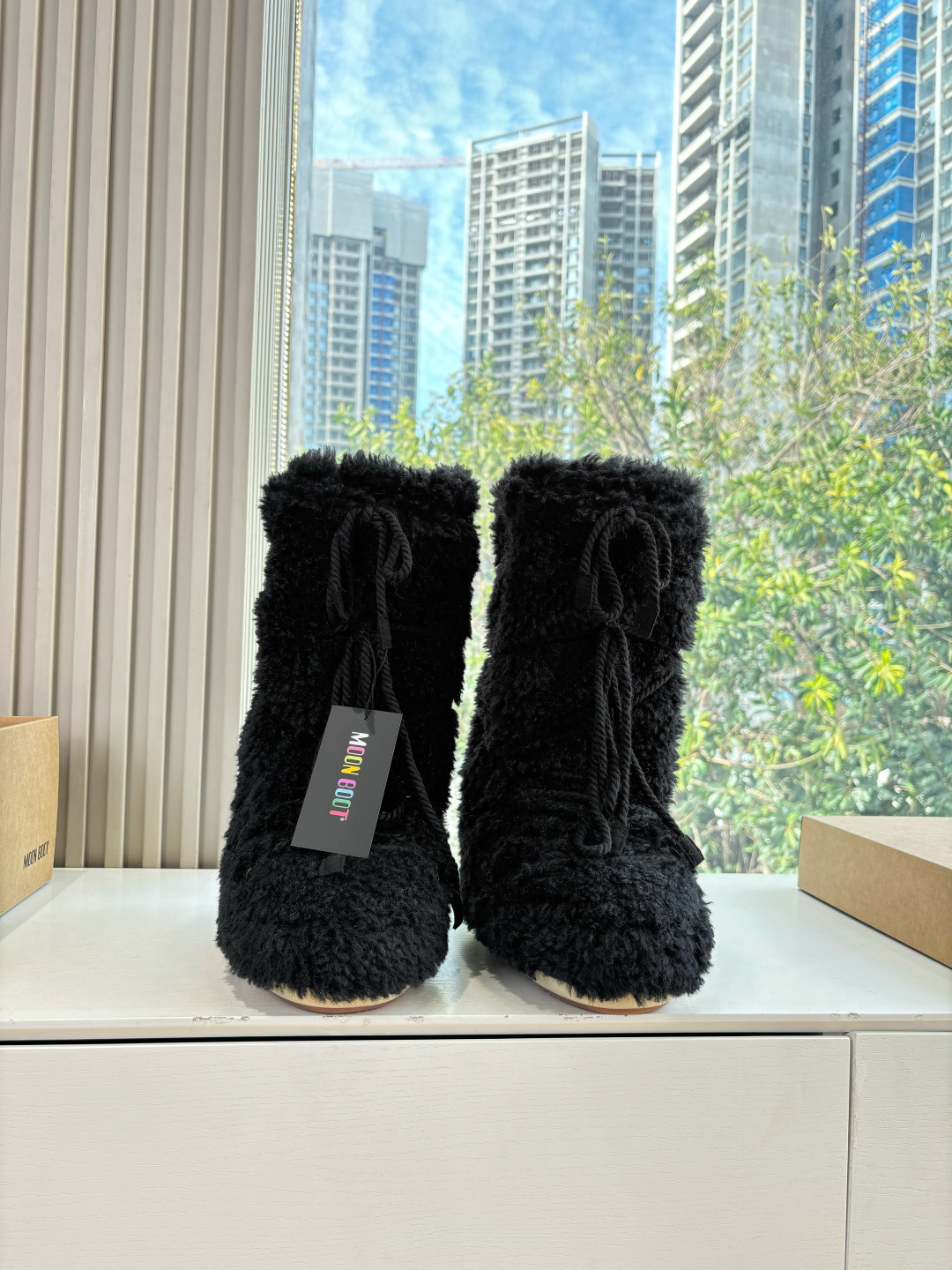 NO:626654,G178 WYSIWYG Moon Boot, the latest snow boots for autumn and winter. Ugly and cute ski boots. Many celebrities have planted them. A must-have for autumn and winter skiing. Now there is a more alternative snow boot that is back. It is 5cm taller. That is the Moon Boot. Moon boots were already very popular in the millennium. Paris Hilton, Victoria Beckham and other celebrities often wore them. Now the Y2K trend is popular again. The ugly snow boots that were shown by thousands of people have become popular again.  No distinction is made between men and women, right or left. Looking at the Big Mac makes you look slimmer, yet warm and easy to wear. Fabric: Original customized imitation granular wool, Thousand feather cotton lining, original non-slip wear-resistant suction cup, outsole Size (35 36 37 38 corresponds to S size) (39 40 41 corresponds to L size), snow boots, boots19860909G178所见即所得Moon Boot 秋冬最新款雪地靴 丑萌滑雪鞋超多明星网红种草 秋冬滑雪必备款 现在有一款更另类的雪地靴又杀回来了 内增高5cm那就是Moon Boot月亮靴在千禧年就已经非常火了 当年paris hilton、victoria beckham 等名人经常穿它,如今Y2K风潮再次流行 万人大秀的丑萌雪地靴重新翻红 不分男女不分左右 看着巨无霸巨显瘦还暖和好穿 面料: 原版定制仿颗粒羊毛 内里千羽棉 原版防滑耐磨吸盘 大底 Size（35 36 37 38对应Ｓ码）（39 40 41对应L码）,雪地靴,boots,Women's Shoes