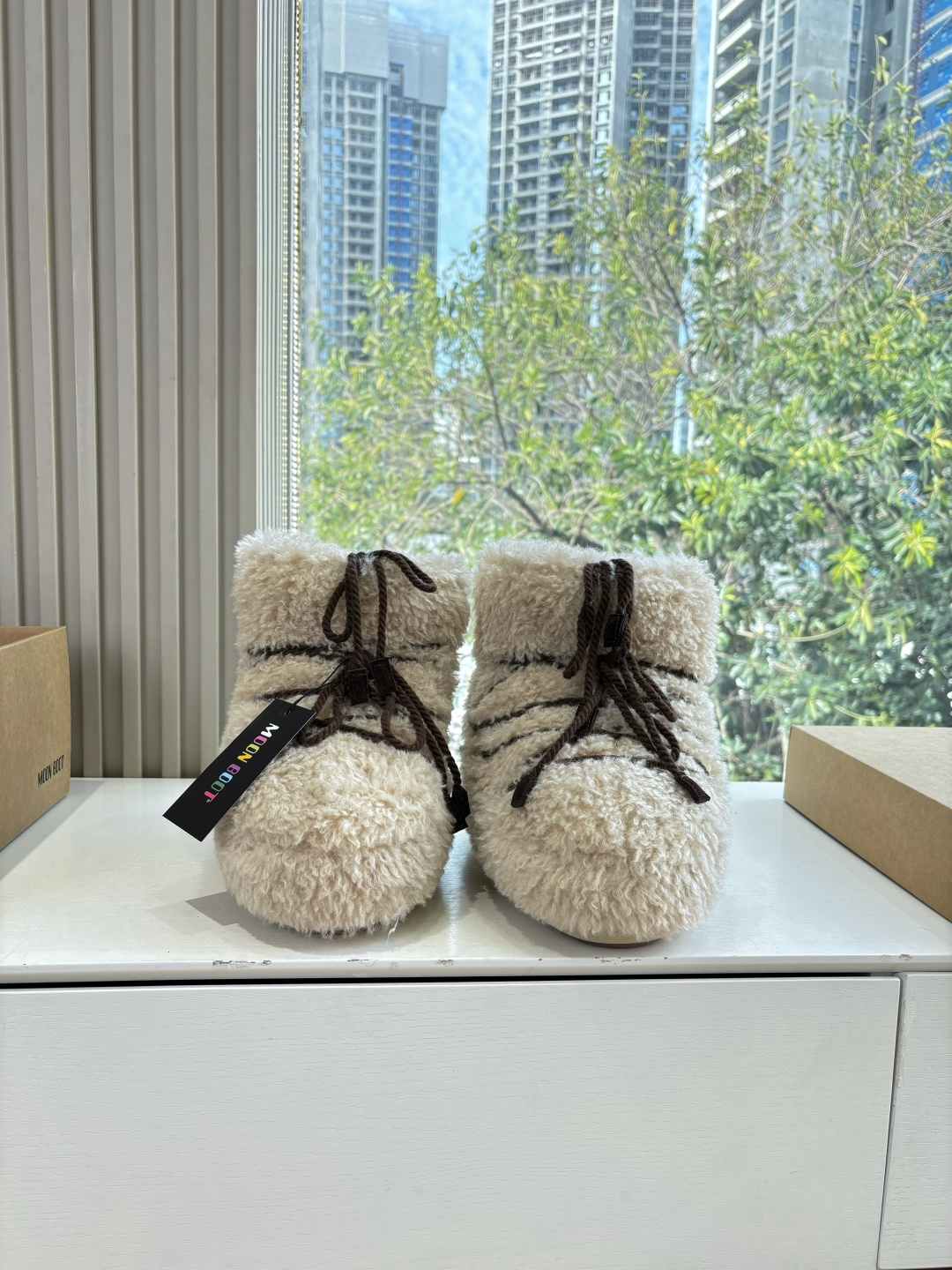 NO:626642,G178 WYSIWYG Moon Boot, the latest snow boots for autumn and winter. Ugly and cute ski boots. Many celebrities have planted them. A must-have for autumn and winter skiing. Now there is a more alternative snow boot that is back. It is 5cm taller. That is the Moon Boot. Moon boots were already very popular in the millennium. Paris Hilton, Victoria Beckham and other celebrities often wore them. Now the Y2K trend is popular again. The ugly snow boots that were shown by thousands of people have become popular again.  No distinction is made between men and women, right or left. Looking at the Big Mac makes you look slimmer, yet warm and easy to wear. Fabric: Original customized imitation granular wool, Thousand feather cotton lining, original non-slip wear-resistant suction cup, outsole Size (35 36 37 38 corresponds to S size) (39 40 41 corresponds to L size), snow boots, boots19860909G178所见即所得Moon Boot 秋冬最新款雪地靴 丑萌滑雪鞋超多明星网红种草 秋冬滑雪必备款 现在有一款更另类的雪地靴又杀回来了 内增高5cm那就是Moon Boot月亮靴在千禧年就已经非常火了 当年paris hilton、victoria beckham 等名人经常穿它,如今Y2K风潮再次流行 万人大秀的丑萌雪地靴重新翻红 不分男女不分左右 看着巨无霸巨显瘦还暖和好穿 面料: 原版定制仿颗粒羊毛 内里千羽棉 原版防滑耐磨吸盘 大底 Size（35 36 37 38对应Ｓ码）（39 40 41对应L码）,雪地靴,boots,Women's Shoes