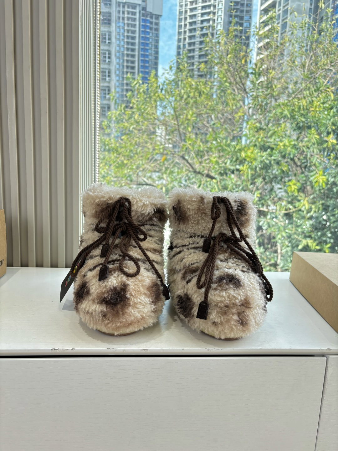 NO:626649,G178 WYSIWYG Moon Boot, the latest snow boots for autumn and winter. Ugly and cute ski boots. Many celebrities have planted them. A must-have for autumn and winter skiing. Now there is a more alternative snow boot that is back. It is 5cm taller. That is the Moon Boot. Moon boots were already very popular in the millennium. Paris Hilton, Victoria Beckham and other celebrities often wore them. Now the Y2K trend is popular again. The ugly snow boots that were shown by thousands of people have become popular again.  No distinction is made between men and women. Looking at the Big Mac makes you look thinner, yet warm and easy to wear. Fabric: Original customized imitation particle wool, dyed wool, thousand feather cotton lining, original non-slip wear-resistant suction cup. Outsole Size (35 36 37 38 corresponds to S size) (39 40 41 corresponds to L size), snow boots, boots19860909G178所见即所得Moon Boot 秋冬最新款雪地靴 丑萌滑雪鞋超多明星网红种草 秋冬滑雪必备款 现在有一款更另类的雪地靴又杀回来了 内增高5cm那就是Moon Boot月亮靴在千禧年就已经非常火了 当年paris hilton、victoria beckham 等名人经常穿它,如今Y2K风潮再次流行 万人大秀的丑萌雪地靴重新翻红 不分男女不分左右 看着巨无霸巨显瘦还暖和好穿 面料: 原版定制仿颗粒羊毛 染色毛 内里千羽棉 原版防滑耐磨吸盘 大底 Size（35 36 37 38对应Ｓ码）（39 40 41对应L码）,雪地靴,boots,Women's Shoes