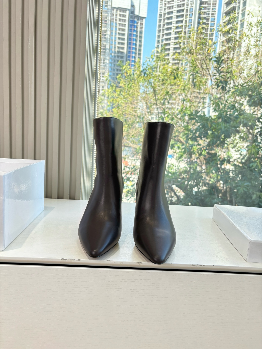 NO:626659,G077 WYSIWYG Purchasing Level Maison Margiel* Margiel pointed knight boots short boots MM6 tabi split-toe shoes 2025 new product highest version buyer purchase 1:1 perfect replica split-toe tabi boots original molded leather soles The original lasted shoes are very generous and can be easily matched with various styles. The gospel of short legs The upper body instantly becomes longer legs in an instant The upper feet are not bound by conventions, do whatever you want The fried chicken on the feet is soft and comfortable  Original imported cowhide for the upper, imported cowhide for the lining, original genuine leather sole for the outsole Size 35-39 (40.41 customized, non-refundable and non-exchangeable), boots, masion margiela, boots, cowhide19860909G077所见即所得代购级别 Maison Margiel* 玛吉拉尖头骑士靴短靴MM6家tabi分趾鞋靴2025新品最高版本买手代购1:1完美复刻分趾tabi靴原版开模真皮鞋底 原版套楦鞋型很大方 搭配各种风格都可以轻松驾驭 小短腿的福音 上身瞬间秒变大长腿 上脚不被常规所拘束,随心所欲做自己 上脚炒鸡柔软舒适 鞋面原版进口牛皮 内里进口牛皮 大底原版真皮鞋底 Size35-39（40 .41定制不退不换),靴子,masion margiela,boots,cowhide,Women's Shoes