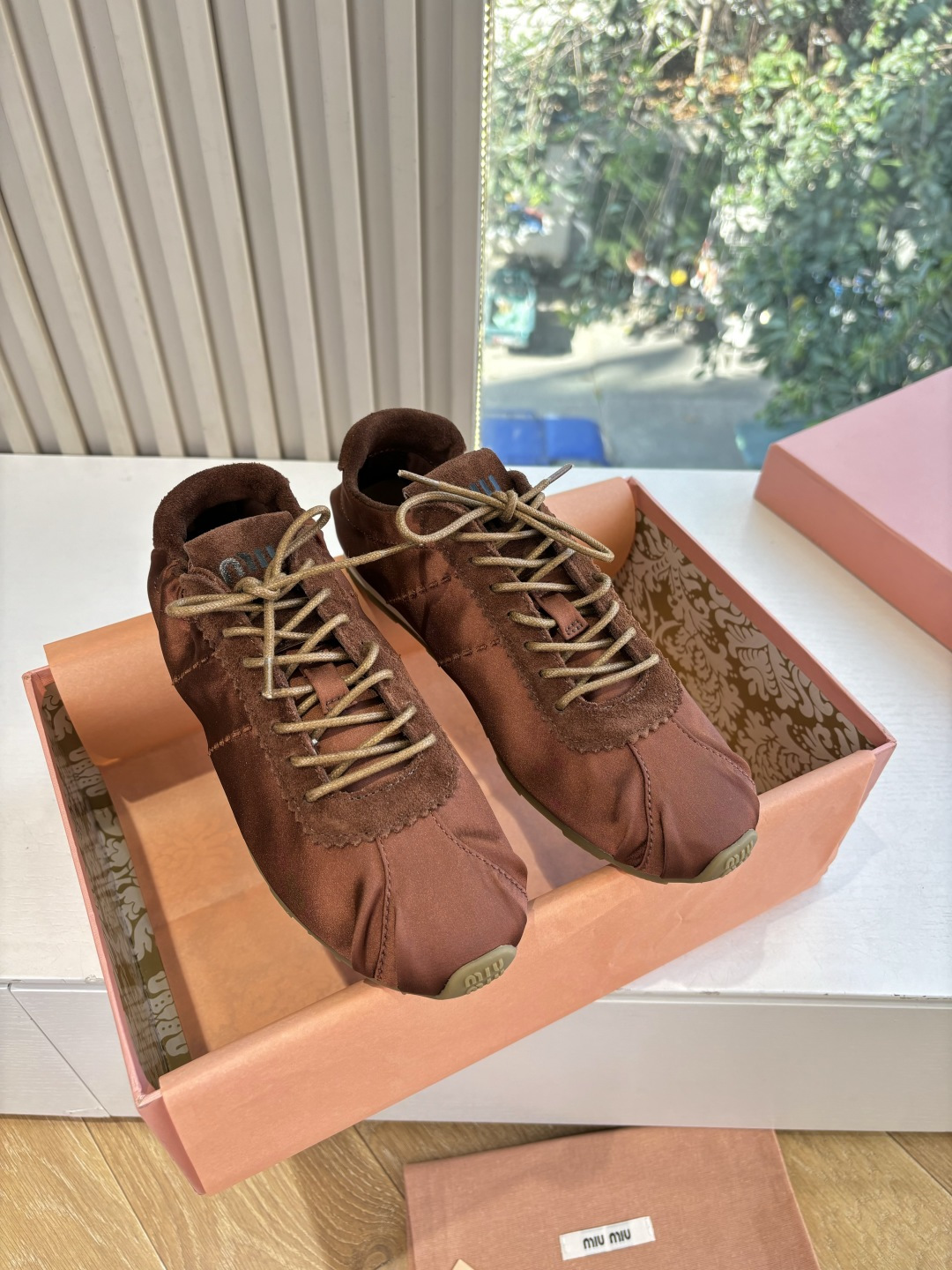 NO:626608,MiuMiu Miu Miu's latest spring and summer catwalk thin-soled shoes and casual shoes are popular among bloggers at home and abroad. The Xiaohongshu Grass Series is retro and fashionable and looks great on the feet. The simple sports sneaker design and highly recognizable tongue create a sweet and casual style of Buddhism~~ It is full of footwear. You can match it casually, with long skirts, short skirts, shorts, and wear it in a unique style~~ Imported silk upper, mixed sheepskin lining  Original molded non-slip outsole, size 35-40, casual shoes/sports shoes, miumiu, sneakers, skirts, shorts, sheepskin19860909MiuMiu缪缪春夏最新走秀款薄底鞋 休闲鞋 超多明星网红种草 国内外博主刷爆的一款 小红书种草系列 复古又时髦上脚美炸了 简约的运动板鞋设计,极具辨识度的鞋舌,打造佛系甜美的休闲风~~上脚气场十足随意搭配,长裙,短裙,短裤,穿出与众不同的风格~~ 鞋面进口丝绸 内里混种羊皮 原版开模防滑大底 码数35-40,休闲鞋/运动鞋,miumiu,sneakers,skirts,shorts,sheepskin,Women's Shoes