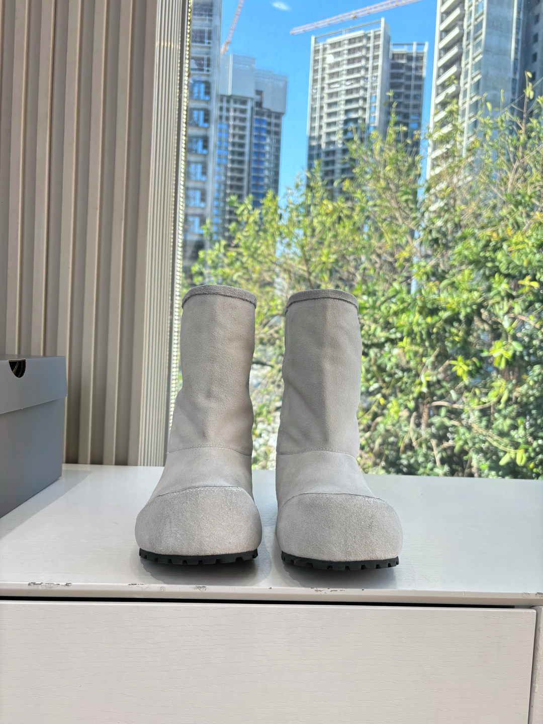 NO:626567,G027 mid-calf purchase level Balenciaga Balenciaga 25FW snow boots cotton shoes Venom look for the high version. This boot is unique in design, with straps and belt elements as highlights. Not only can the boots be firmly attached to the foot, but the tightness can also be adjusted at will. In terms of detail processing, the brand's iconic old hardware runs throughout, cleverly creating a retro wear effect and highlighting individual attitude. It is paired with thick toothed rubber soles. It not only ensures the comfort of wearing, but also strengthens the overall sense of fashion and visibility. Venom high boots are undoubtedly a fashion item not to be missed this season. They will add a unique charm to fashion enthusiasts' outfits and lead a new wave of fashion. Boot height. Upper layer of cowhide nubuck leather. Lining of imported wool. Size 35-40 (40 customization is non-returnable and non-exchangeable). Snow boots, balenciaga, balenciaga, boots, cowhide19860909G027中筒代购级别Balenciaga巴黎世家25FW雪地靴棉鞋Venom认准高版本 这款靴子在设计上独具匠心 以绑带与皮带元素作为亮点 不仅能将靴子稳固贴合于足部 更可随心调节松紧 在细节处理上 品牌标志性的做旧五金件贯穿始终 巧妙营造出复古磨损效果,彰显个性态度搭配厚实的齿状橡胶鞋底 既保证了穿着的舒适度,又强化了整体的时尚感与辦识度Venom高筒靴无疑是本季不容错过的时尚单品,它将为时尚爱好者们的穿搭增添别样魅力,引领新一轮的潮流风尚 靴筒高度 鞋面头层牛皮磨砂皮 内里进口羊毛 尺码35-40(40定制不退不换),雪地靴,balenciaga,balenciaga,boots,cowhide,Women's Shoes