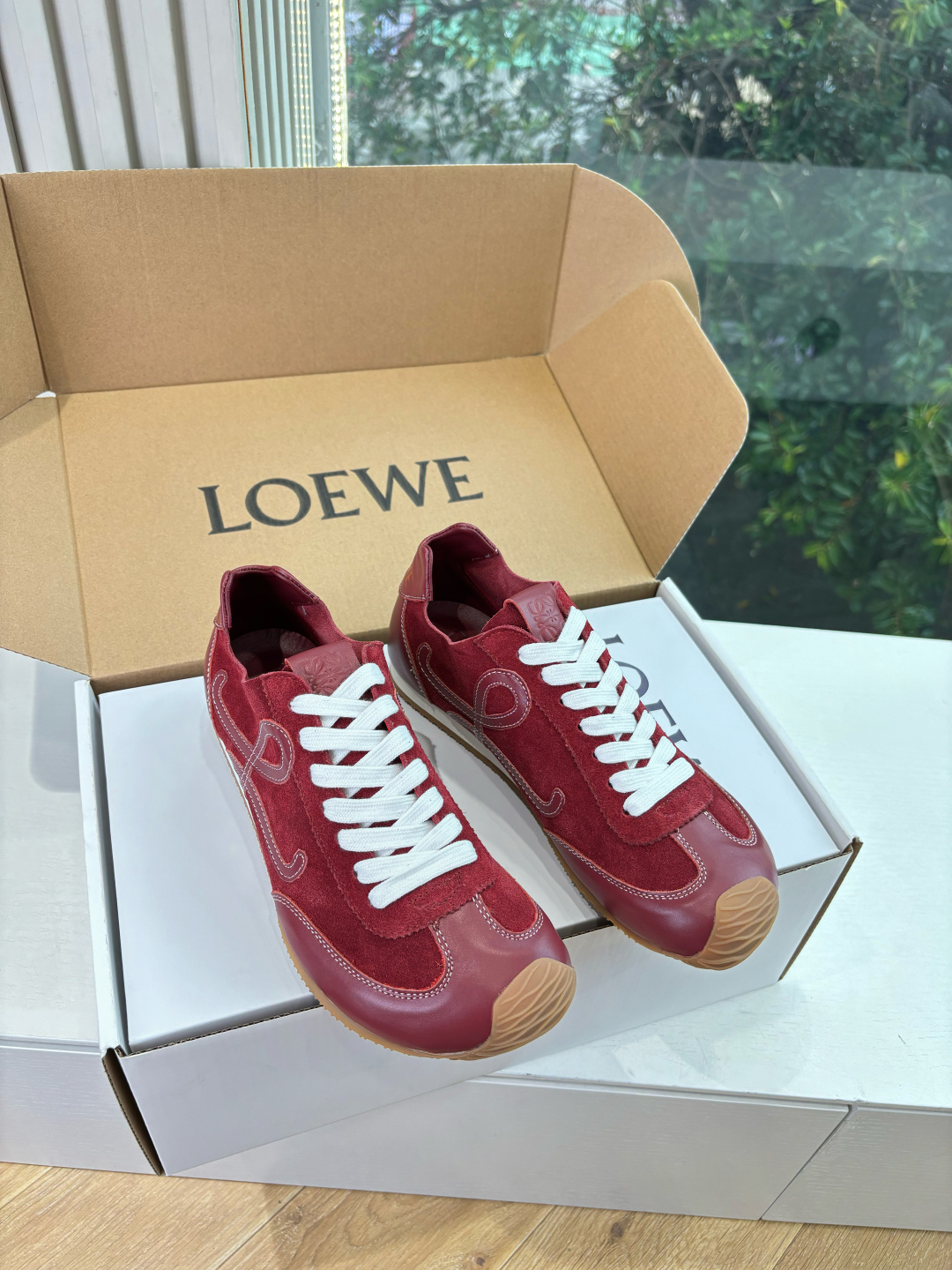 NO:639878,G193 What you see is what you get LOEW·* Loewe 25s new autumn and winter new colors, new colors and full of vitality ballet Forrest Gump shoes  Its design is inspired by the classic running shoes of the 1970s and 1980s, retaining the smooth wedge-shaped outline and toothed pattern sole, setting the tone for retro sports. Loewe injects a futuristic color into this retro shoe through extreme rounding and expansion processing. The shoe body seems to be filled with air, making it extra full and soft, eliminating the 'flat' and 'tough' of traditional retro running shoes, thus obtaining a light and fluffy visual experience like a 'ballet slipper'.  Artistic color palette, Loewe's color palette is always full of artistic flavor. The low-saturation soft color is gray and green, which continues the brand's 'quiet luxury' style. It is high-end and easy to match, giving the shoes a calm, warm and bookish atmosphere. Distinctive seasonal colors, bright orange and bold statement  Yang aims to inject instant vitality into the overall look and highlight the wearer's personality and playful spirit. The new color matching is bound to specific material effects. The cloth surface presents a restrained texture, the cowhide logo creates a dazzling effect, and the cow suede leather brings a richer tactile level.  Material: cow suede, sheep lining, outsole, rubber outsole, shoe size 35-39/40, customized, non-returnable, men's size 39-44/45, customized, non-refundable, loewe, loewe, cowhide19860909G193所见即所得LOEW·*罗意威25s 秋冬新款 新色上新活力满满芭蕾阿甘鞋 其设计灵感源于上世纪七八十年代的经典跑步鞋,保留了流畅的楔形轮廓和齿状花纹鞋底,奠定了复古运动的基调.Loewe通过极致的圆润化与膨胀感处理,为这款复古鞋注入了未来主义色彩.鞋身如同被充入空气,显得格外饱满、柔软,消除了传统复古跑鞋的“扁平”与“硬朗”,从而获得了“芭蕾舞鞋”般的轻盈与蓬松视觉感受. 艺术化调色盘,Loewe的调色始终充满艺术气息.低饱和度柔和色系灰蒙绿,延续了品牌的“静奢”格调,高级且易于搭配,赋予鞋款一种沉静、温润的书卷气.鲜明季节色,亮橙大胆张扬,旨在为整体造型注入瞬间的活力,彰显穿着者的个性与玩趣精神,新配色与特定的材质效果绑定.布面呈现内敛质感,牛皮logo打造炫目效果,而牛反绒革则带来更丰富的触觉层次. 材质牛反绒 内里羊里 大底橡胶大底 鞋码35-39/40定制不退换 男码39-44/45定制不退换,,loewe,loewe,cowhide,Men's shoes
