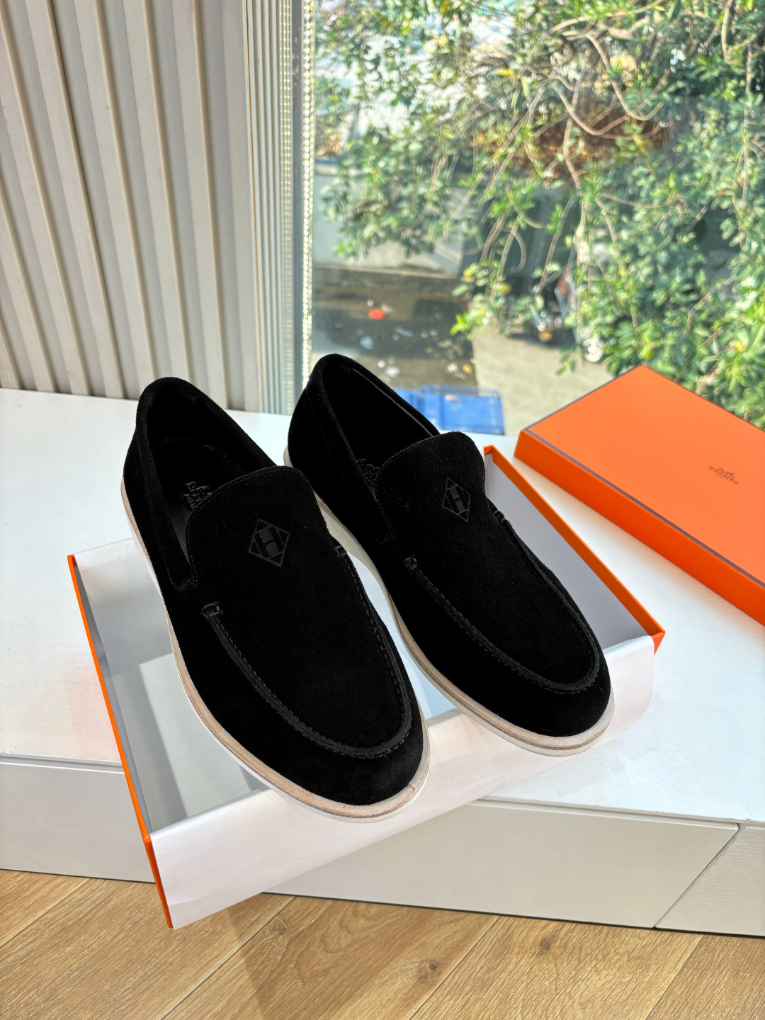 NO:646874,Hermes Julian Series Loafers for Couples This Julian series calfskin and suede goatskin lace-up free sneakers are decorated with iconic 'H' details. The design is simple and smooth, creating a fashionable urban look. It is comfortable and versatile. H family classics are not outdated. The delivery counter is beautifully packaged. The material is original frosted cowhide. The lining is imported soft sheepskin. The sole is the original molded sole.  Size men's 39-46 (45.46 customized, non-returnable and non-exchangeable), loafers, hermes, hermes, loafers, sneakers, cowhide, sheepskin, chamois leather19860909Hermes爱马仕Julian 系列 情侣款 乐福鞋 这款Julian系列小牛皮和麂皮山羊皮免系带运动鞋,饰有标志性“H”细节.设计简约流畅,打造时尚都市造型 舒适百搭 H家经典不过时 ,配送专柜精美包装 面料原版磨砂牛皮 内里进口柔软羊皮 鞋底原版开模鞋底 码数男39-46(45.46定制不退不换),乐福鞋,hermes,hermes,loafers,sneakers,cowhide,sheepskin,chamois leather,Women's Shoes