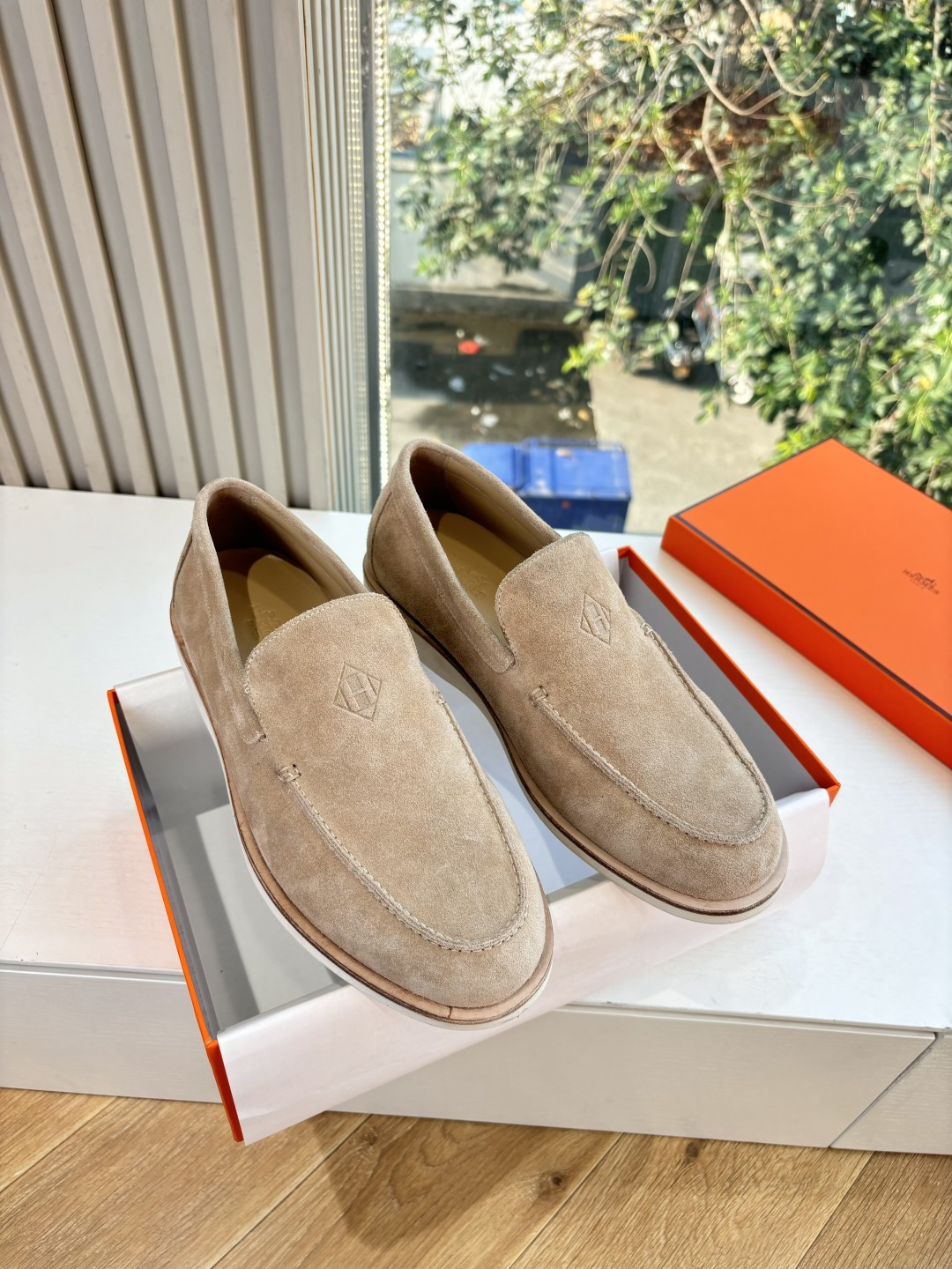 NO:646879,.Hermes Julian series couple's loafers. This Julian series calfskin and suede goatskin lace-up free sneakers are decorated with iconic 'H' details. The design is simple and smooth, creating a fashionable urban look. It is comfortable and versatile. H family classics are not outdated. The delivery counter is exquisitely packaged. The material is original frosted cowhide. The lining is imported soft sheepskin. The sole is original molded sole.  Size men's 39-46 (45.46 customized, non-returnable and non-exchangeable), loafers, hermes, hermes, loafers, sneakers, cowhide, sheepskin, chamois leather19860909.Hermes爱马仕Julian 系列 情侣款 乐福鞋 这款Julian系列小牛皮和麂皮山羊皮免系带运动鞋,饰有标志性“H”细节.设计简约流畅,打造时尚都市造型 舒适百搭 H家经典不过时 ,配送专柜精美包装 面料原版磨砂牛皮 内里进口柔软羊皮 鞋底原版开模鞋底 码数男39-46(45.46定制不退不换),乐福鞋,hermes,hermes,loafers,sneakers,cowhide,sheepskin,chamois leather,Women's Shoes