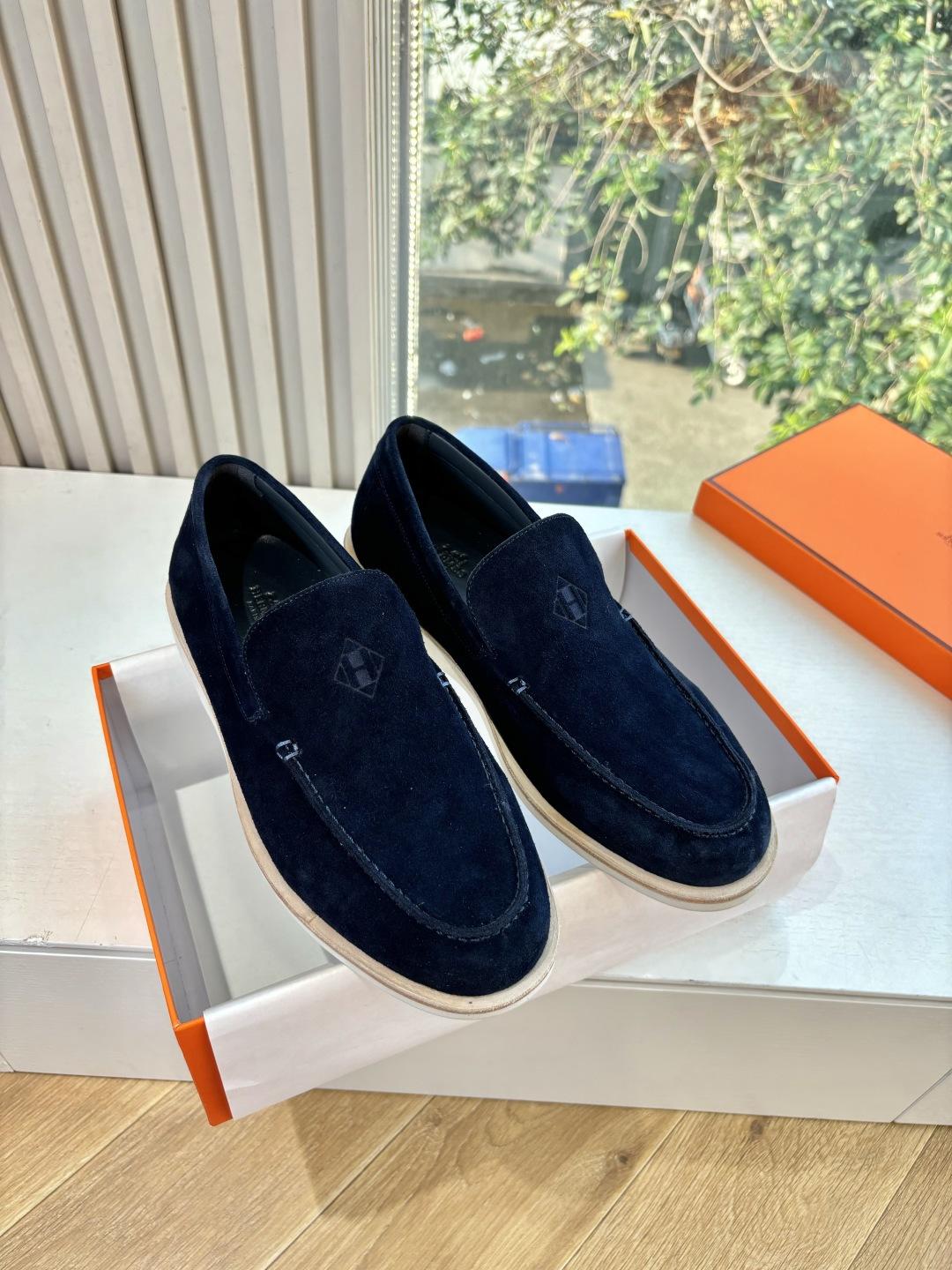 NO:646888,Hermes Julian Series Loafers for Couples This Julian series calfskin and suede goatskin lace-up free sneakers are decorated with iconic 'H' details. The design is simple and smooth, creating a fashionable urban look. It is comfortable and versatile. H family classics are not outdated. The delivery counter is beautifully packaged. The material is original frosted cowhide. The lining is imported soft sheepskin. The sole is the original molded sole.  Size men's 39-46 (45.46 customized, non-returnable and non-exchangeable), loafers, hermes, hermes, loafers, sneakers, cowhide, sheepskin, chamois leather19860909Hermes爱马仕Julian 系列 情侣款 乐福鞋 这款Julian系列小牛皮和麂皮山羊皮免系带运动鞋,饰有标志性“H”细节.设计简约流畅,打造时尚都市造型 舒适百搭 H家经典不过时 ,配送专柜精美包装 面料原版磨砂牛皮 内里进口柔软羊皮 鞋底原版开模鞋底 码数男39-46(45.46定制不退不换),乐福鞋,hermes,hermes,loafers,sneakers,cowhide,sheepskin,chamois leather,Women's Shoes