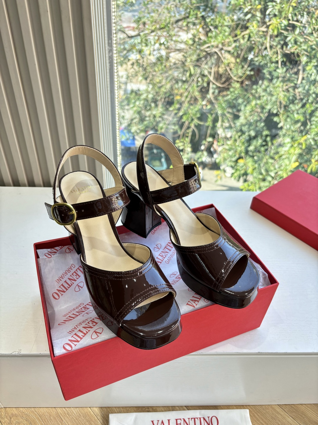 NO:722257,G289 WYSIWYG VALENTINO Valentino classic sandals 2026 spring and summer VLOGO SIGNATURE shoe shape has smooth lines. The version is great and is comfortable on the foot. Increases height. Looks slimmer. Elongates the leg line. Comfortable on the foot. Increases height. Looks slimmer. Elongates the leg line. Original nubuck leather/patent leather upper. Original leather sole lining. Genuine leather sole. Size 35-39  (34.40.41.42 Customized, non-refundable and non-exchangeable), high heels, valentino, valentino, sandals, high heels19860909G289所见即所得VALENTINO华伦天奴经典凉鞋2026春夏VLOGO SIGNATURE鞋型线条流畅.版型超赞上脚舒适.增高.显瘦.拉长腿部线条 上脚舒适.增高.显瘦.拉长腿部线条 鞋面原版磨砂皮/漆皮 内里原版真皮鞋底 鞋底真皮鞋底 尺码35-39 (34.40.41.42定制不退不换),高跟鞋,valentino,valentino,sandals,high heels,Women's Shoes