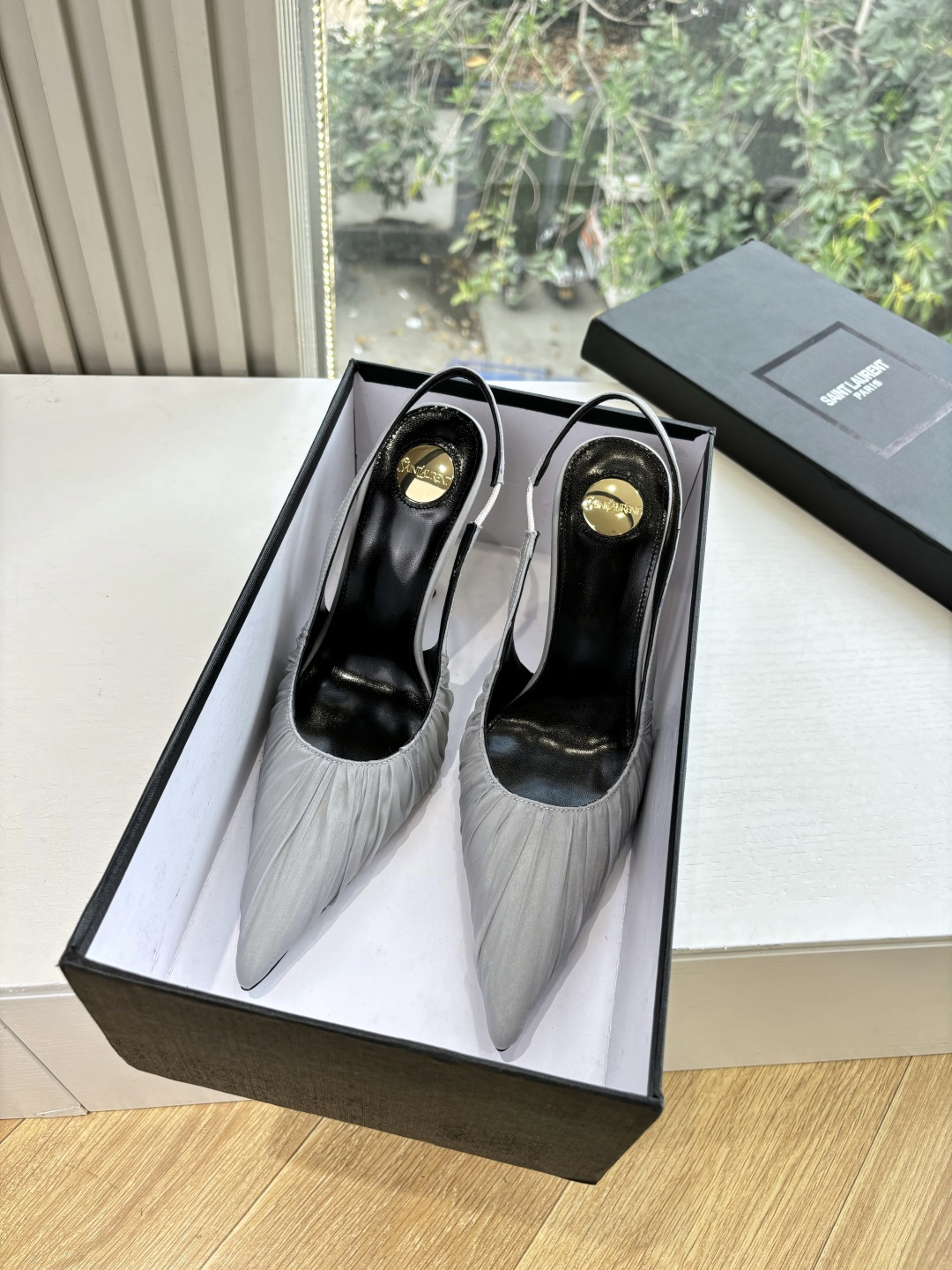 NO:722242,G288 What you see is what you get top quality Saint Laurent/Yves Saint Laurent Lee metal pointed high heels YSL sister's beautiful high heels. It is also Saint Laurent Rose. The high heels of the same style are very good at modifying the foot shape. The luxurious metal chain. In recent years, SLP has become more and more understanding of women in high heels and has moved away from the awkward design impression of waterproof platform models. YSL beautiful high heels. Silk upper/original material. Genuine leather sole. Heel height is about 11cm.  Size 35-42 (40-42 customized, non-refundable and non-exchangeable), high heels, loro piana, saint laurent, saint laurent, saint laurent, high heels, real silk, Leather soles19860909G288所见即所得顶级品质Saint Laurent / 圣罗兰Lee金属尖头高跟鞋YSL姐姐的美丽尤物高跟鞋 又是人间圣罗兰 Rose同款的高跟鞋化很好修饰脚型,奢华金属链 这几年SLP是在高跟鞋越来越懂女人了朝摒奔了防水台款的尴尬设计印象ysl绝美高跟鞋 鞋面真丝/原版材质 鞋底真皮大底 跟高约11cm 尺码35-42(40-42定制不退不换),高跟鞋,loro piana,saint laurent,saint laurent,saint laurent,high heels,real silk,Leather soles,Women's Shoes