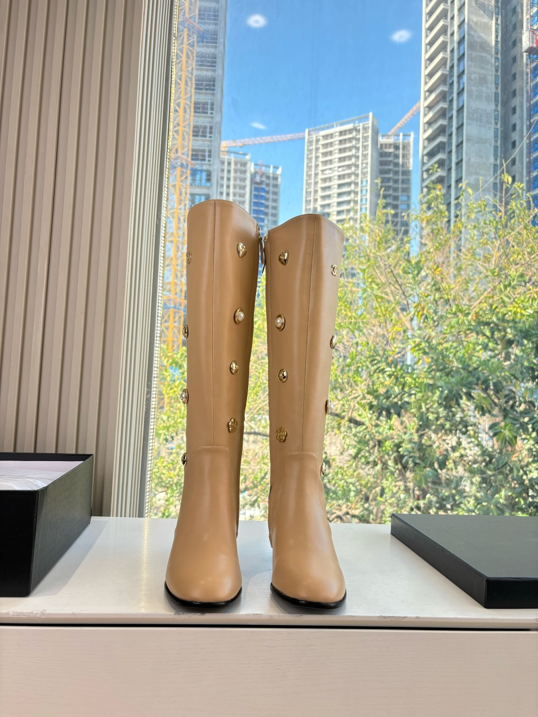 NO:679553,G012 Purchasing Level CHANEL *Xiaoxiang Autumn and Winter New Pants and Boots Knight Boots with Letters. These knight boots are really a representative of handsome fashion. The boots are embellished with Chanel letters, which are low-key yet luxurious!  Simple, fashionable, individual and grand!  The natural and smooth beauty has a beauty that amazes the time. You should also show off your long legs in winter~ The upper is imported double-layer calfskin. The inner lining is original. The size is 35-39 (40. Customization is non-returnable). The heel height is about 7cm. The sole is Italian genuine leather. Boots, chanel, chanel, boots, cowhide, Leather soles19860909G012代购级别CHANEL 香奈儿*小香秋冬新款裤靴字母骑士靴库靴这款骑士靴真的是帅气时尚的代表,靴筒Chanel字母点缀 低调不失奢华！简约时尚个性又大气！自然流畅的美感,有种惊艳了时光的美感,冬日也要展现大长腿～ 鞋面进口对版双层小牛皮 内里原版内里 码数35-39（40.定制不退换） 跟高7cm左右 鞋底意大利真皮大底,靴子,chanel,chanel,boots,cowhide,Leather soles,Women's Shoes