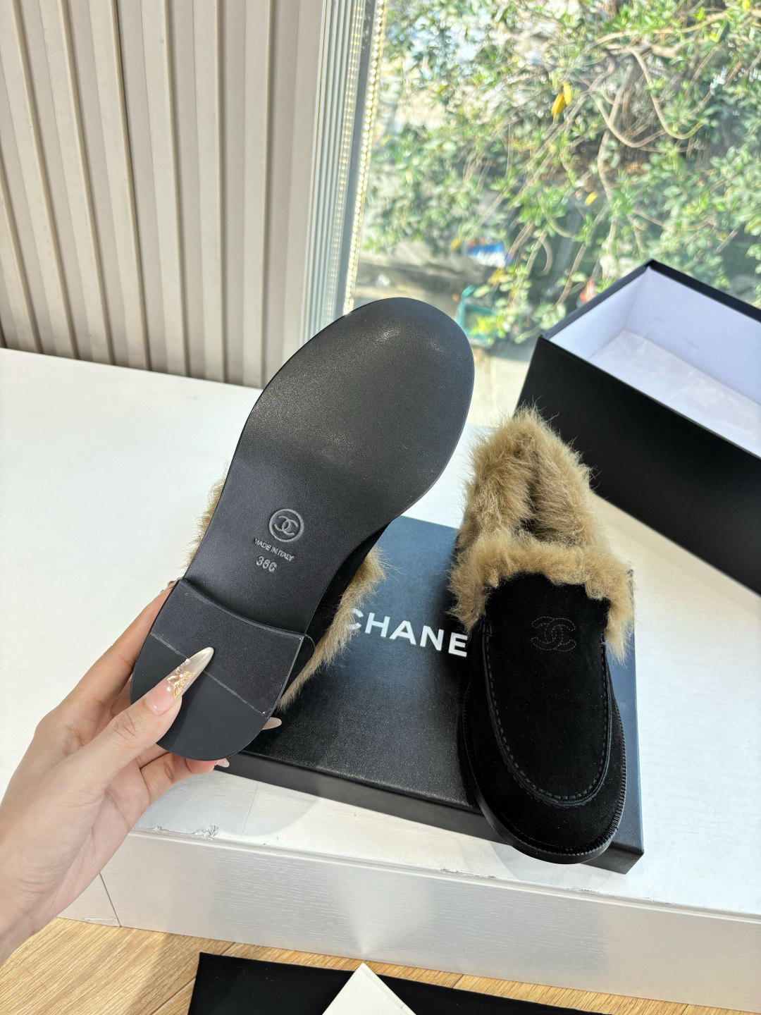 G012所见即所得CHANE*|小香新品复古玛丽珍乐福鞋简约勾勒永不过时的时尚轮廓 。精致双C标志点缀 是品牌格调的无声 G012所见即所得CHANE*|小香新品复古玛丽珍乐福鞋简约勾勒永不过时的时尚轮廓 。精致双C标志点缀 是品牌格调的无声