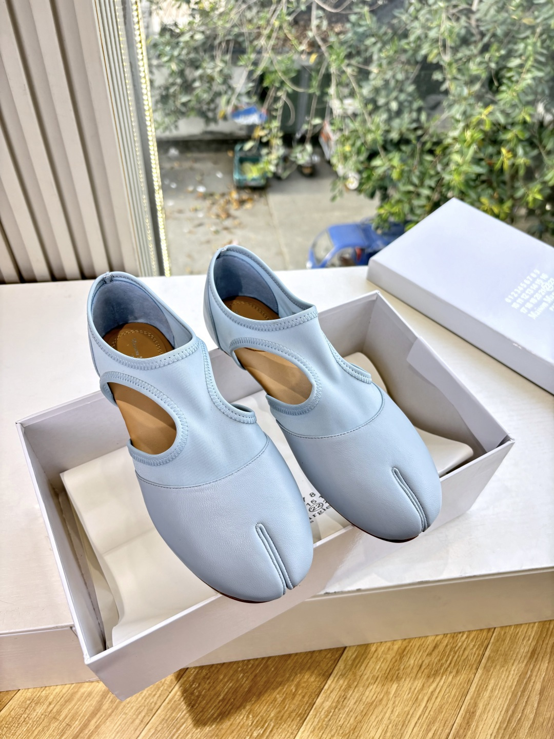 NO:722290,G077 Purchasing Level 2025 Maison Margie* Margie Split Toe Thick Heel Flat Retro Mary Jane Doll Head Apple Toe Ballet Fingers Fish Mouth Single Shoes A great version. Very difficult to make!  Margiela split-toe shoes have been pushed into the limelight again, and Xiaohongshu’s posts have exploded one after another!  A must-have for sexy and cool girls. Fried chicken looks good on your feet. Don't worry. Wear it and you will be the most unique existence among that crowd. The fabric is imported sheepskin. The lining is sheepskin. Outsole. Genuine leather sole imported from Italy. Code number: 35-39/40.41. Customized, non-refundable and non-exchangeable. Split-toe shoes, masion margiela, mary jane, sheepskin.19860909G077代购级别2025Maison Margie*马吉拉分趾粗跟平底复古玛丽珍娃娃头苹果头芭蕾舞指鱼嘴单鞋棒了的版本 非常不好做！马吉拉分趾鞋又被推到风口啦 小红书发一个爆一个！性感酷辣女孩必备 上脚炒鸡好看 大家放心冲 穿上它你就是那个人群中最独特的存在 面料进口羊皮 内里垫脚羊皮 大底 意大利进口真皮底 码数:35-39/40.41定制不退不换,分趾鞋,masion margiela,mary jane,sheepskin,Women's Shoes