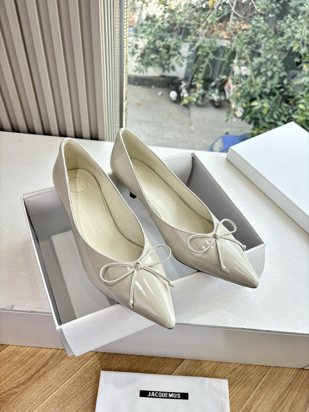 NO:722240,G213jacquemu* 25ss bow-knot low-heeled knife-cut point-toe casual shoes. The pointed-toe shoe shape + thin ribbon bow decoration on the toe not only elongates the leg line, but also has a gentle and delicate feeling; the shoe body is simple and smooth, and the color matching is a versatile basic color. The upper is soft leather, with a delicate touch and fits the foot shape, and is not easy to wear for a long time; the upper is knife-cut cowhide, and the lining is sheepskin. The outsole is Italian genuine leather.  Heel height 3.5cm, size 35-41 (40, 41 customized, non-refundable), high heels, high heels, cowhide, sheepskin, Leather soles19860909G213jacquemu* 25ss蝴蝶结低跟刀割纹尖头单鞋休闲鞋 尖头鞋型+鞋头细带蝴蝶结装饰,既拉长腿部线条,又自带温柔精致感；鞋身简约流畅,配色都是百搭的基础色系.鞋面是柔软真皮,触感细腻、贴合脚型,久穿不易磨脚； 鞋面刀割牛皮 内里羊皮 大底意大利真皮大底 跟高3.5cm size35-41（40、41定制不退换）,高跟鞋,high heels,cowhide,sheepskin,Leather soles,Women's Shoes