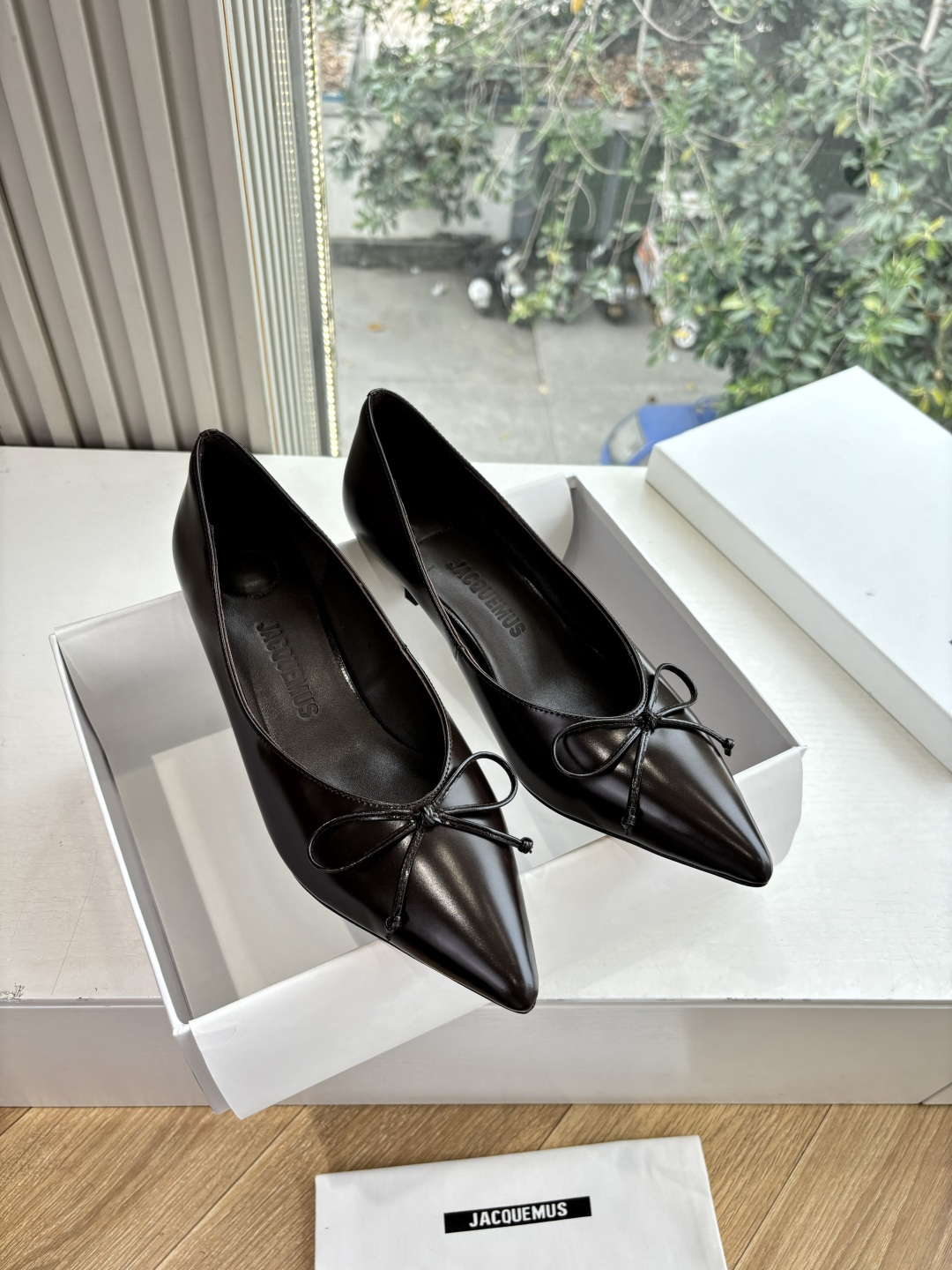 G213jacquemu* Zapatos informales con punta en punta y tacón bajo con lazo, corte cuchillo, 25ss. La forma del zapato co…