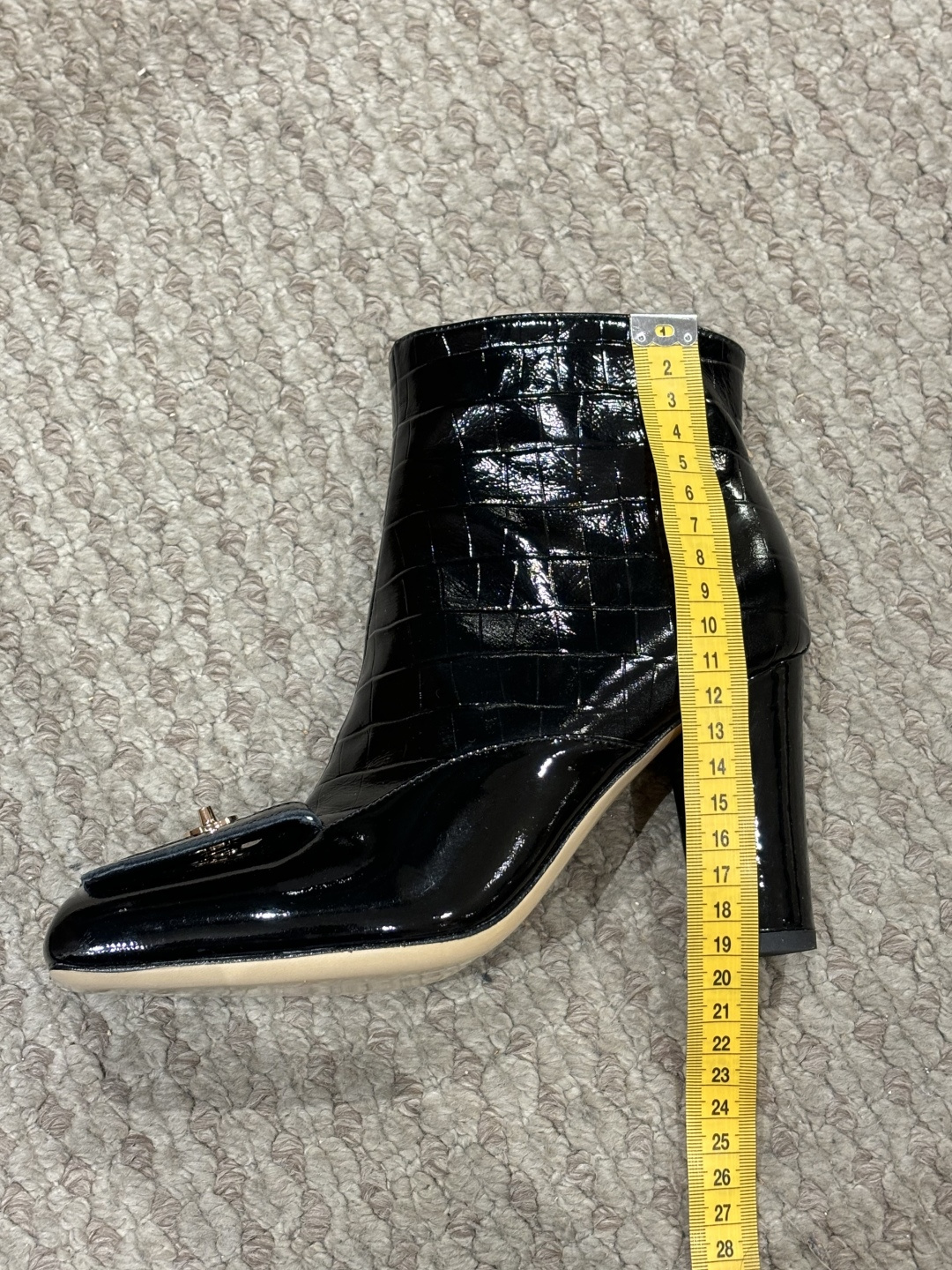 G170😀代购级别CHANEL 香奈儿*小香秋冬新切尔西短靴真的是帅气时尚的代表，靴筒Chanel字母点缀 低调不失奢华
