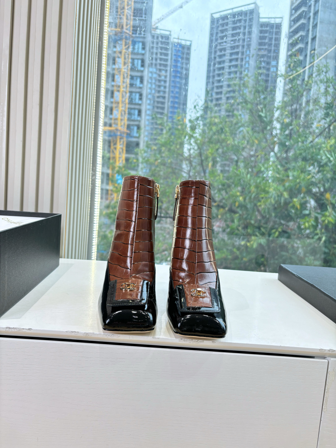 G170😀代购级别CHANEL 香奈儿*小香秋冬新切尔西短靴真的是帅气时尚的代表，靴筒Chanel字母点缀 低调不失奢华