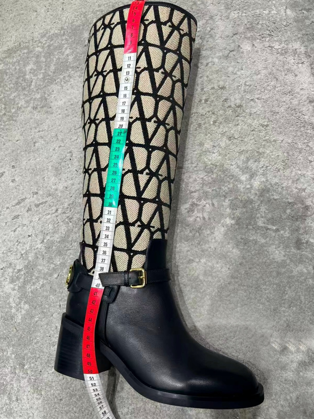 G678新款华伦天奴VALENTINO骑士靴带配以复古黄铜做旧效果VLOGO SIGNATURE搭扣开合 VALENTI G678新款华伦天奴VALENTINO骑士靴带配以复古黄铜做旧效果VLOGO SIGNATURE搭扣开合 VALENTI