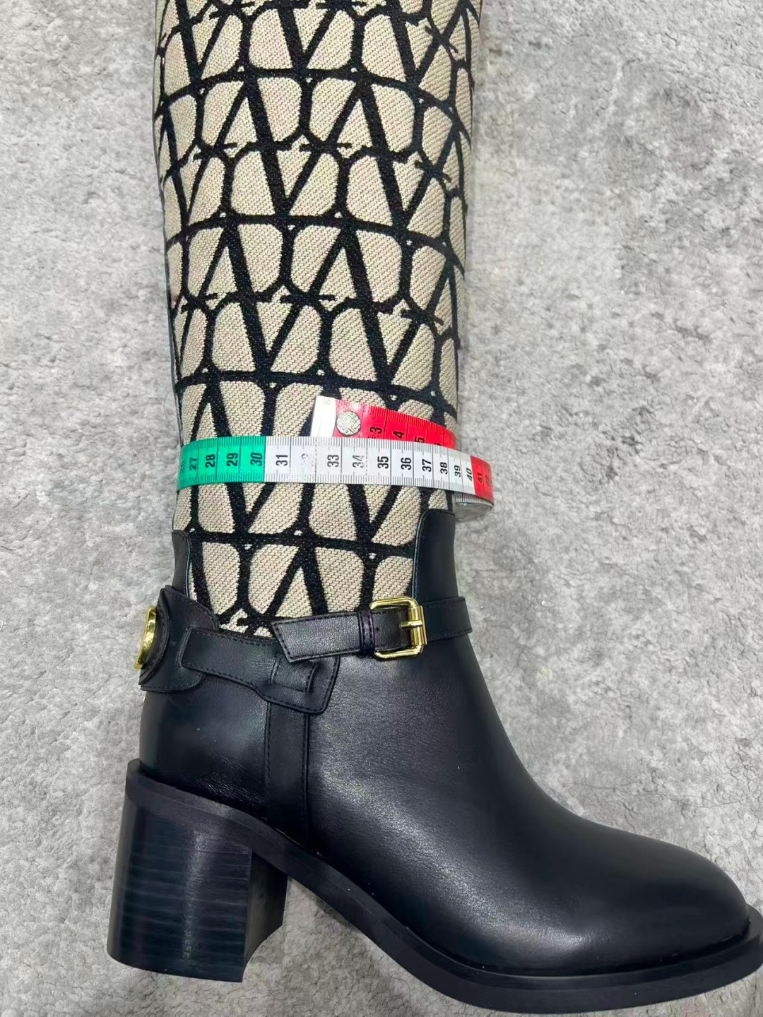 G678新款华伦天奴VALENTINO骑士靴带配以复古黄铜做旧效果VLOGO SIGNATURE搭扣开合 VALENTI