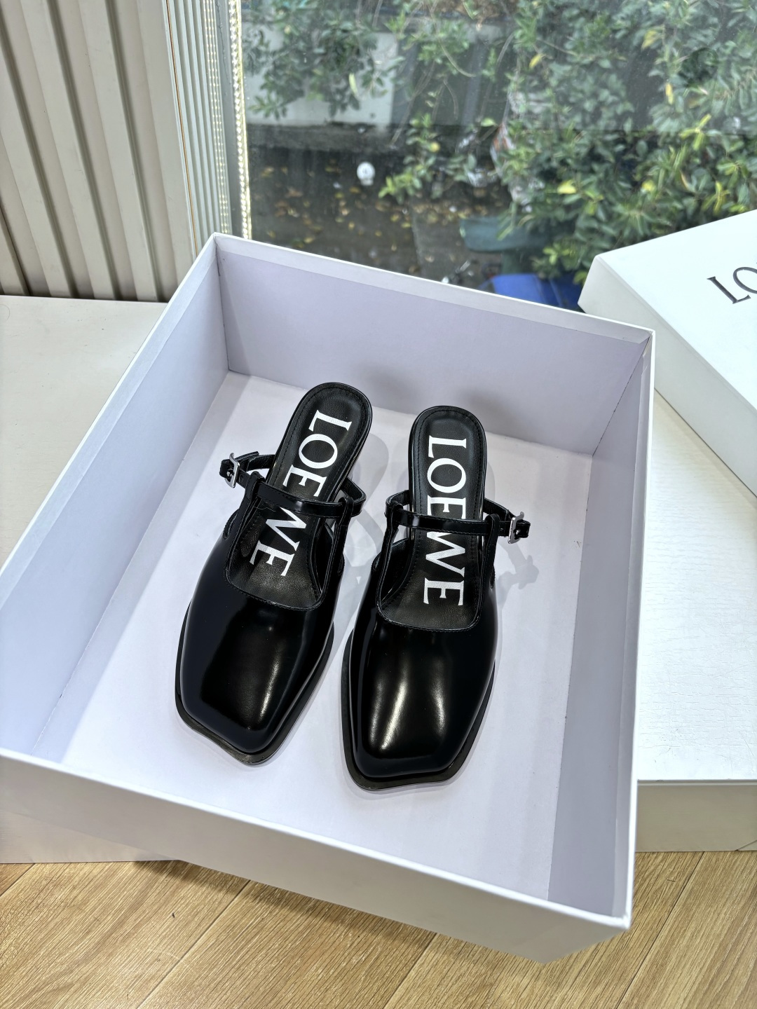 NO:679231,LOEWE 26ss summer slippers, real air-conditioned shoes, with a looming beauty, they are really beautiful on the feet!  Highly recommended, super lazy fashion slippers, three ways to wear them, the same style worn by celebrity bloggers!  Fabric imported cowhide, lining imported sheepskin Heel height: 4.5cm Outsole: original leather outsole Size 35-40 (40 custom made, non-refundable), half drag, loewe, loewe, slippers, cowhide, sheepskin, Leather soles19860909罗意威LOEWE 26ss 夏季 拖鞋 真正空调鞋,加若隐若现的美感,上脚真的太美了！强烈推荐,超级懒人时装拖,三种穿法,明星博主同款！ 面料进口牛皮 内里进口羊皮 跟高:4.5cm 大底:原版真皮大底 Size35-40（40订做不退换）,半拖,loewe,loewe,slippers,cowhide,sheepskin,Leather soles,Women's Shoes