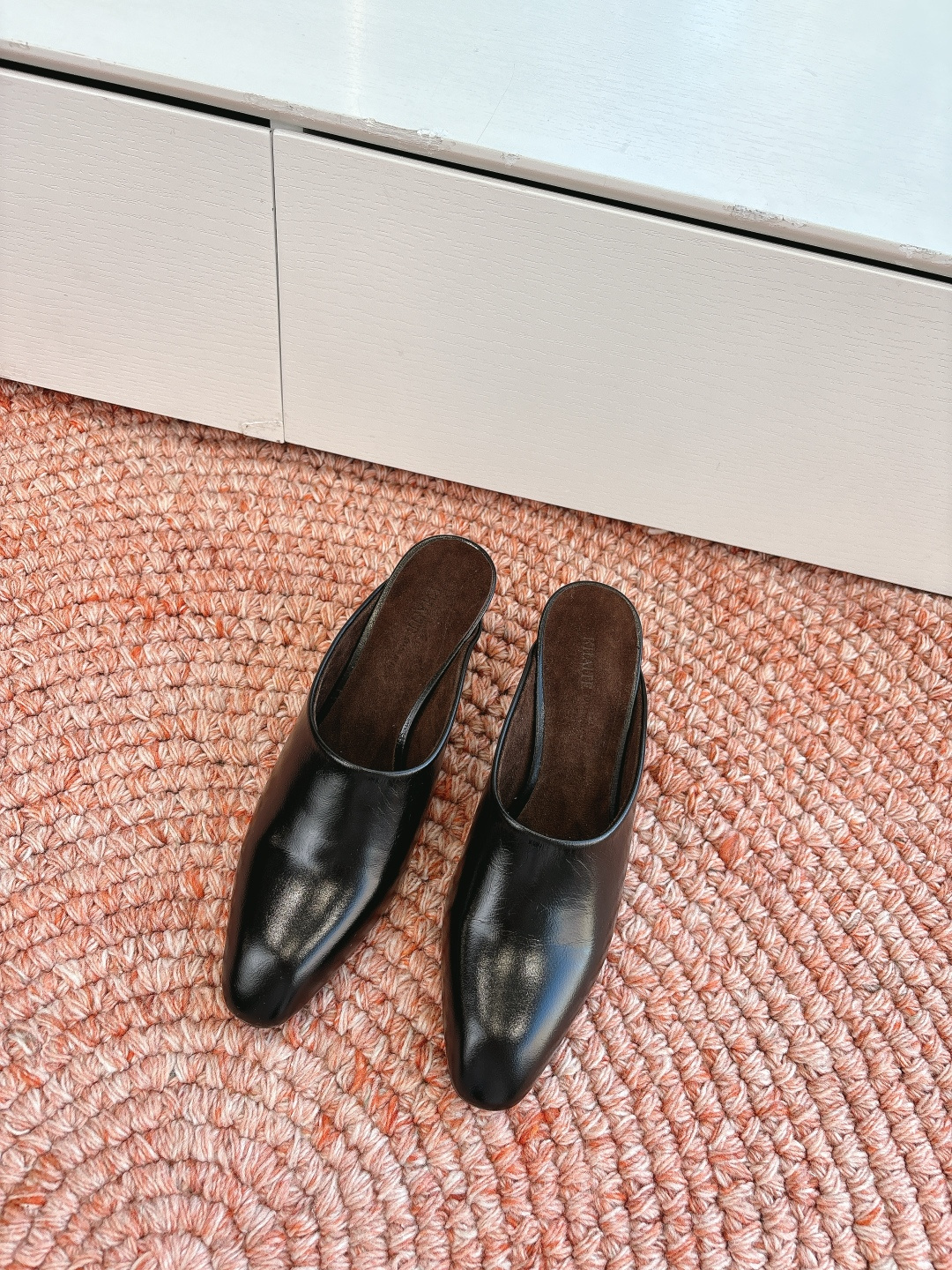 NO:668470,G009 WYSIWYG niche trendy brand Khatie 26SS new spring and summer retro thick-heeled mule shoes and slippers. It adopts a toe-toe mule slipper shape and a heelless half-slip design, which is easy to put on and take off. The low-heeled structure takes into account both fashion and comfort. The upper is made of imported cowhide, and the lining and insole are made of sheepskin, which is soft and skin-friendly;  It adopts a minimalist and high-end style without complicated decorations. The colors are classic black, off-white, and burgundy. It is highly versatile and can be adapted to various wearing scenarios such as leisure and commuting. The upper is cowhide, the lining is sheepskin, and the outsole is genuine leather. The heel height is 5.5cm, size 35-40 (40 sizes are customized and cannot be returned or exchanged), half-slip heels, high heels, slippers, cowhide, sheepskin, sheep, Leather soles19860909G009所见即所得小众潮牌 Khatie 26SS 春夏新款 复古粗跟穆勒鞋拖鞋单鞋 采用包头穆勒拖造型,无后跟的半拖设计,穿脱便捷；低跟结构,兼顾时尚与舒适度.鞋面为进口牛皮,内里和鞋垫用羊皮,触感柔软亲肤； 走极简高级风,无复杂装饰,配色为经典的黑色、米白色、酒红色,百搭性强,可适配休闲、通勤等多种穿搭场景. 鞋面牛皮 内里羊京 大底真皮大底 跟高5.5cm size35-40码（40码定制不退换）,半拖高跟鞋,high heels,slippers,cowhide,sheepskin,sheep,Leather soles,Women's Shoes