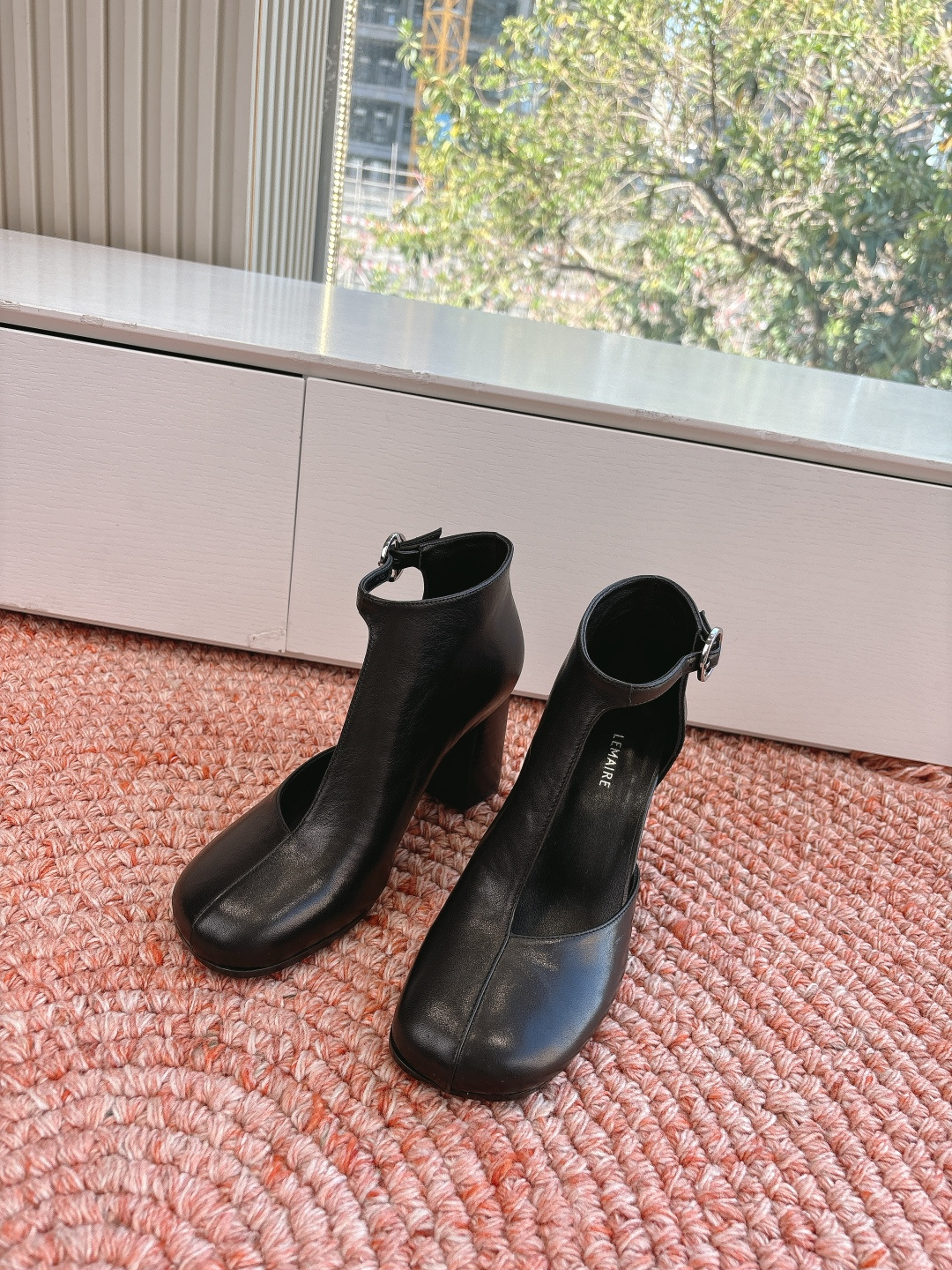 NO:668467,G009 What you see is what you get Lemaire round toe thick heel hollow short boots and high heel boots. It adopts a combination of round toe + thick heel. The shoe shape is a fusion of short boots and shallow mouth single shoes. The upper is made of hollow V-shaped cutting, and is decorated with a metal ring buckle on the back ankle. The lines are simple and functional, and the thick heel design takes into account both stability and aura.  It focuses on low-saturated milk tea brown and dark gray, which are classic minimalist colors; it continues LEMAIRE's consistent minimalist and French lazy style. The design emphasizes the balance between practicality and styling, and the details show the niche and light luxury tone. Calfskin upper, sheepskin lining, genuine leather outsole, heel height 7.5cm, size 35-40 (40 size customization is not returnable), high-heeled sandals, sandals, boots, high  heels,cowhide,sheepskin,Leather soles19860909G009所见即所得 Lemaire 圆头粗跟镂空短靴高跟靴 采用圆头+粗跟的组合,鞋型是短靴与浅口单鞋的融合款,鞋帮处做了镂空V型剪裁,搭配后踝的金属环扣装饰,线条简约又带有机能感,粗跟设计兼顾了稳定性与气场. 主打低饱和的奶茶棕与深灰色,是极简风的经典配色；延续了LEMAIRE一贯的极简主义与法式慵懒风格,设计强调实穿性与造型感的平衡,细节处尽显小众轻奢的调性. 鞋面小牛皮 内里羊皮 大底真皮大底 跟高7.5cm size35-40码（40码定制不退换）,高跟鞋凉鞋,sandals,boots,high heels,cowhide,sheepskin,Leather soles,Women's Shoes